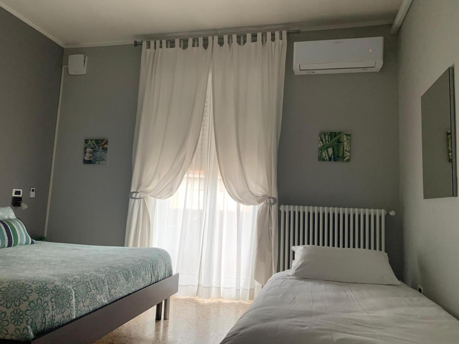 King Room with Balcony - Photo 6