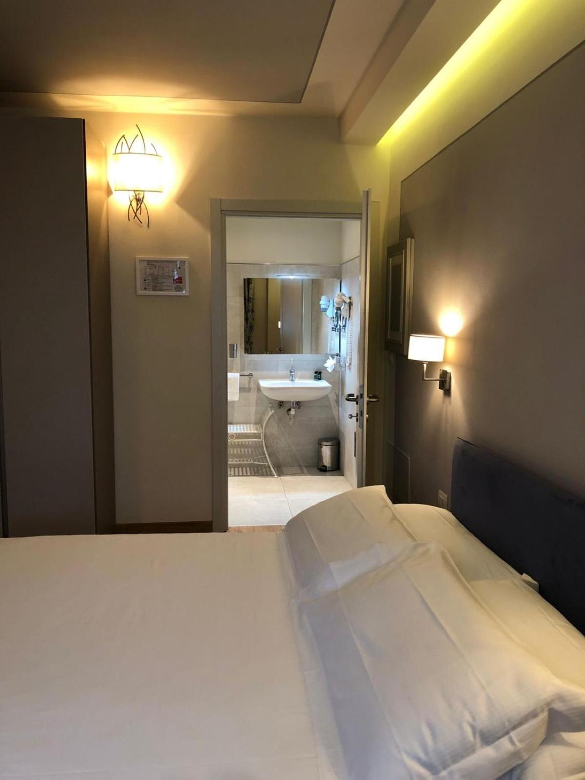 Standard Double Room - Photo 4