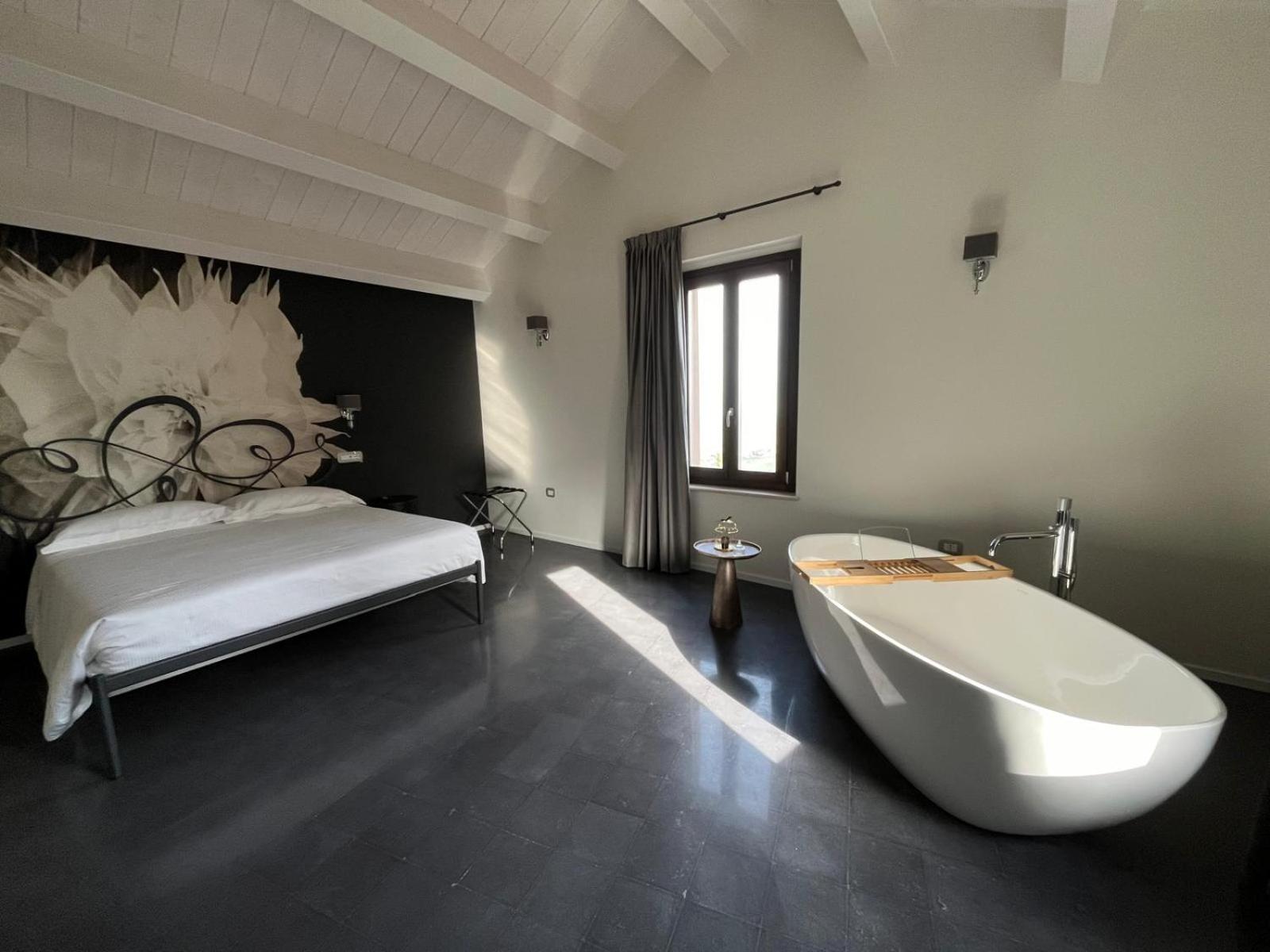 One-Bedroom Deluxe Apartment