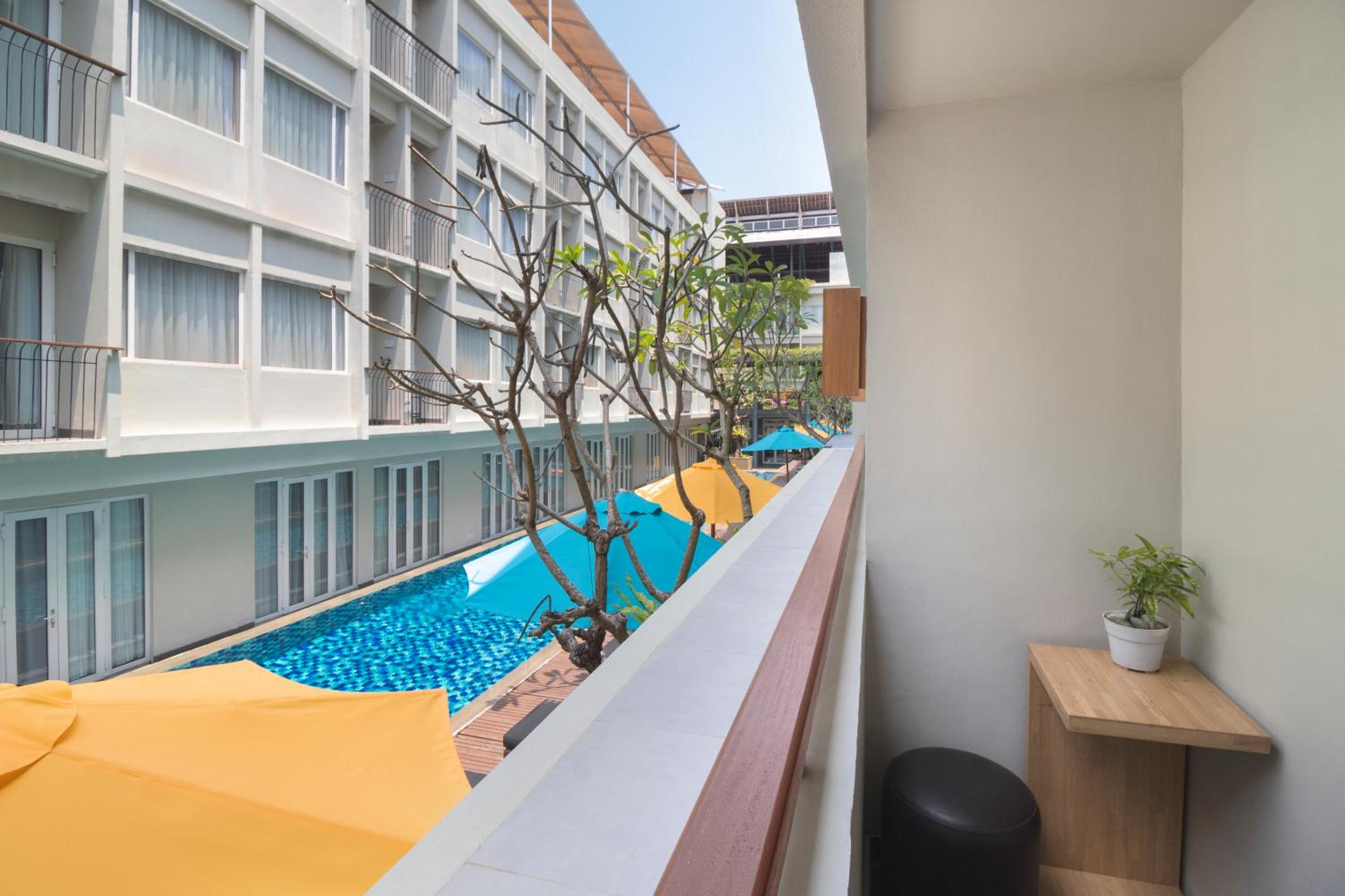 Deluxe Pool View - Photo 8