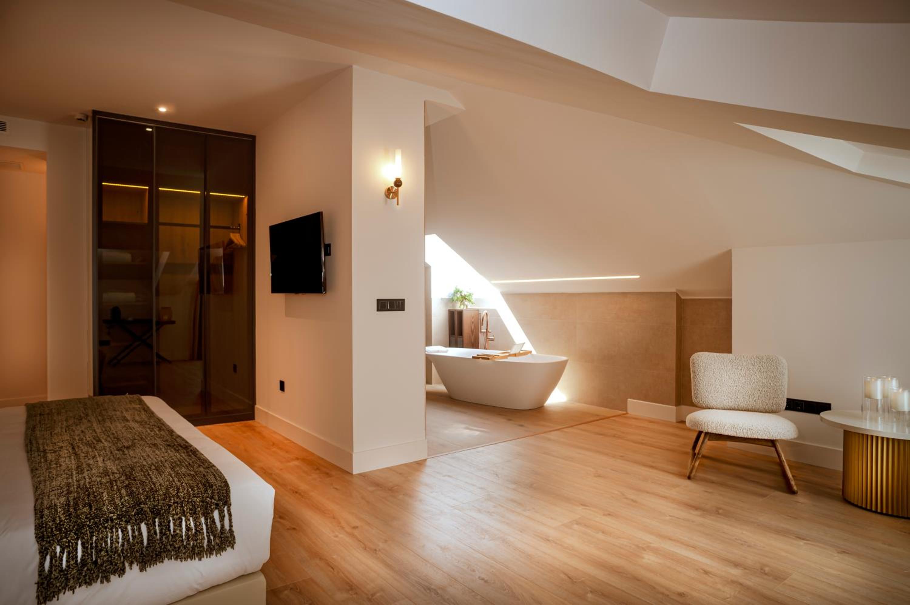 Deluxe Junior Suite photo 2