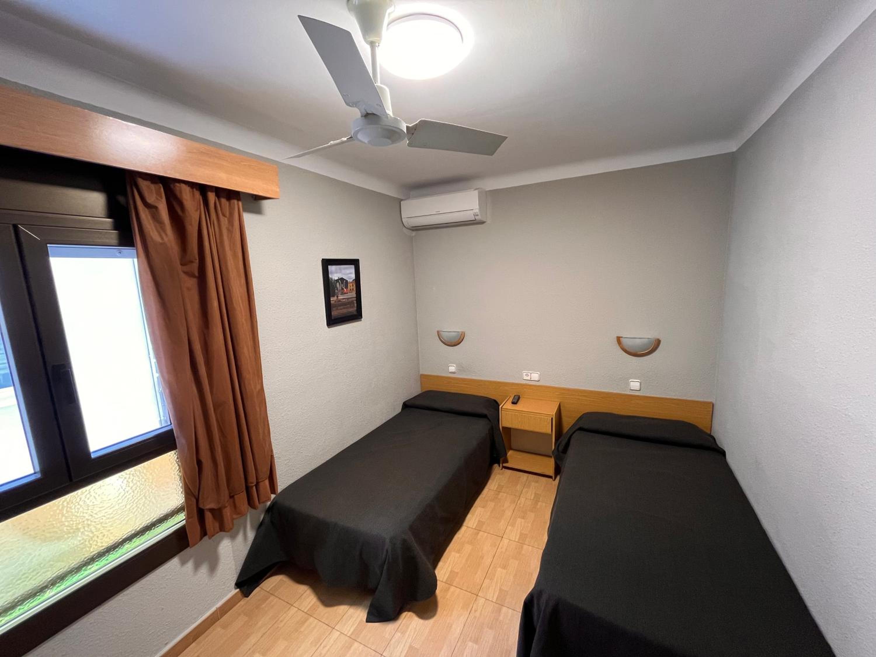 Twin Room with Shower - Photo 5