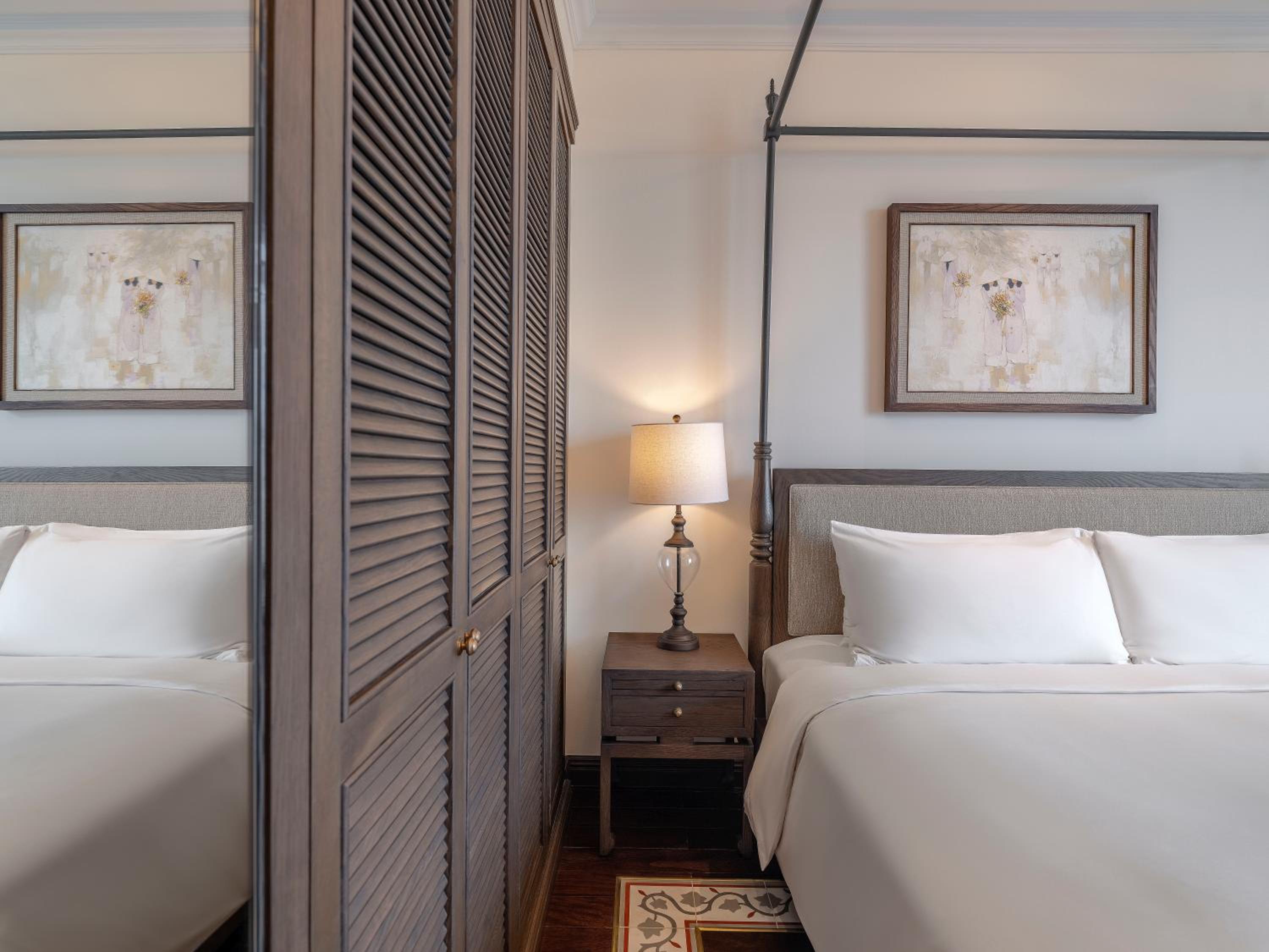Deluxe City View Room thumbnail 6