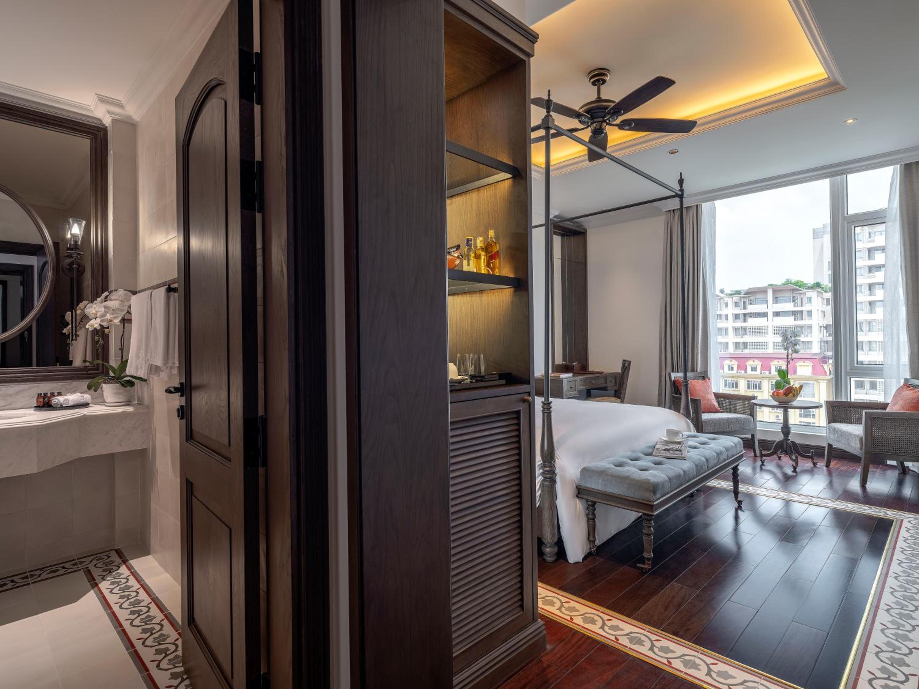 Deluxe City View Room thumbnail 5