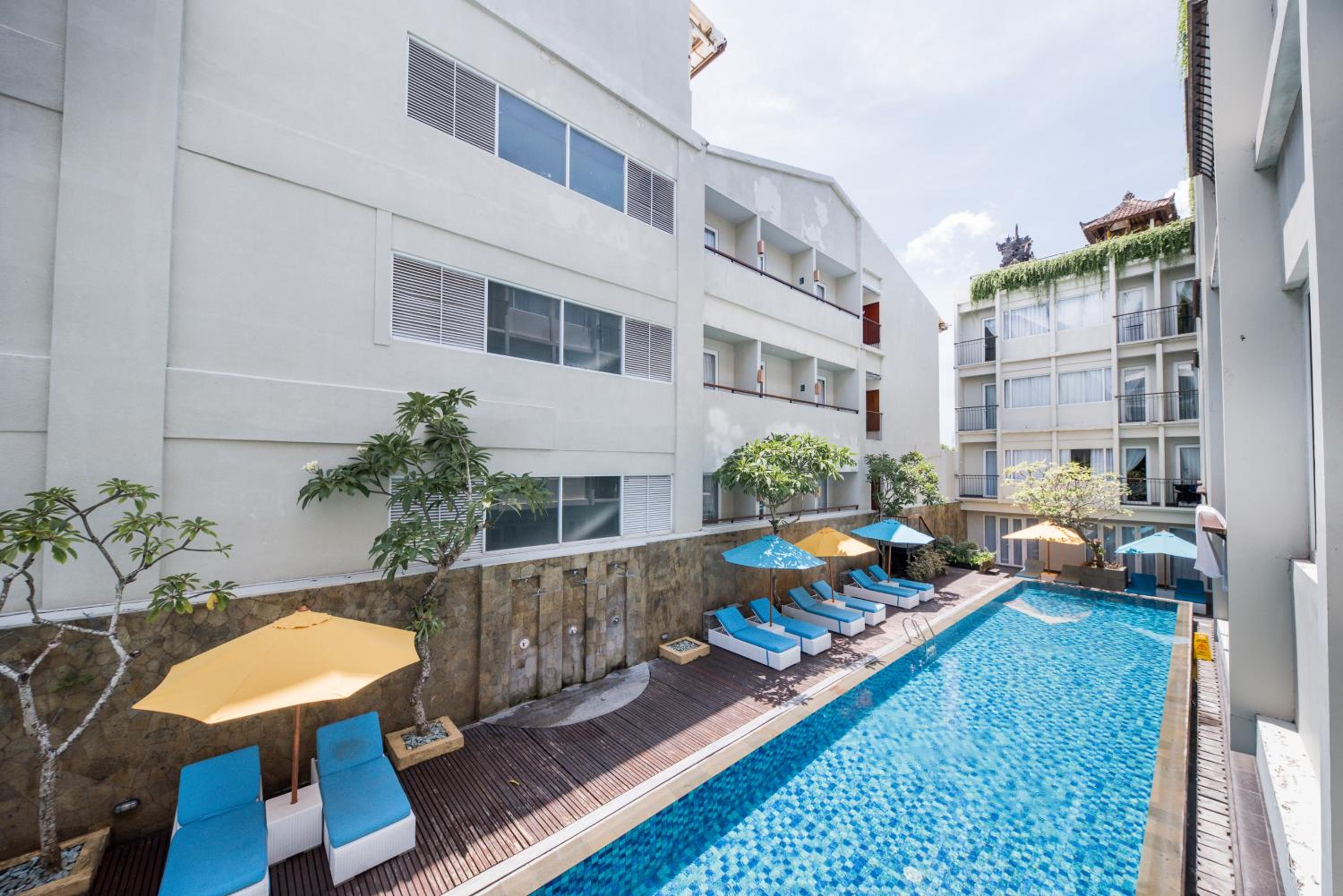 Deluxe Pool View - Photo 9