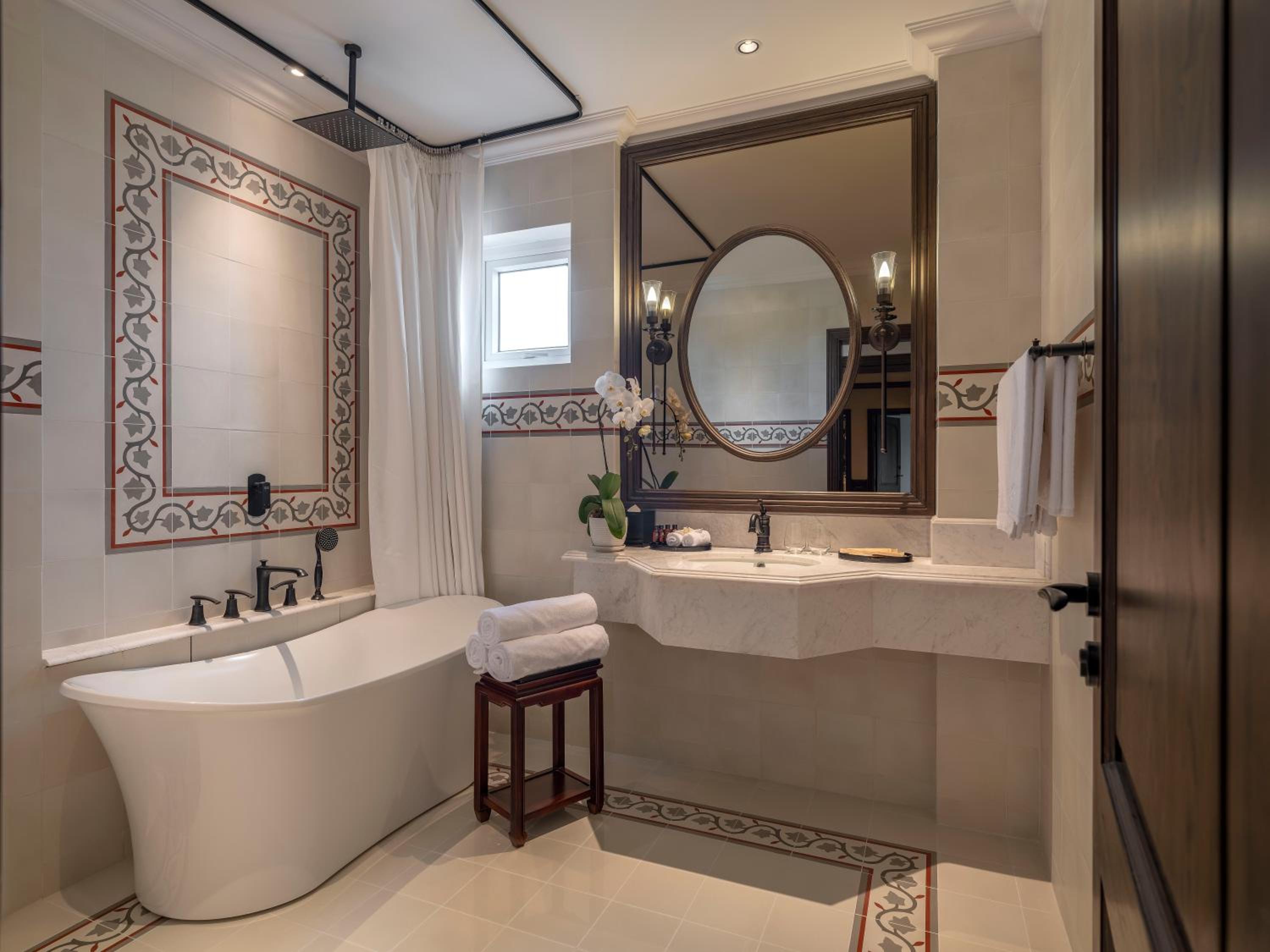 Deluxe Double or Twin Room with Balcony thumbnail 5