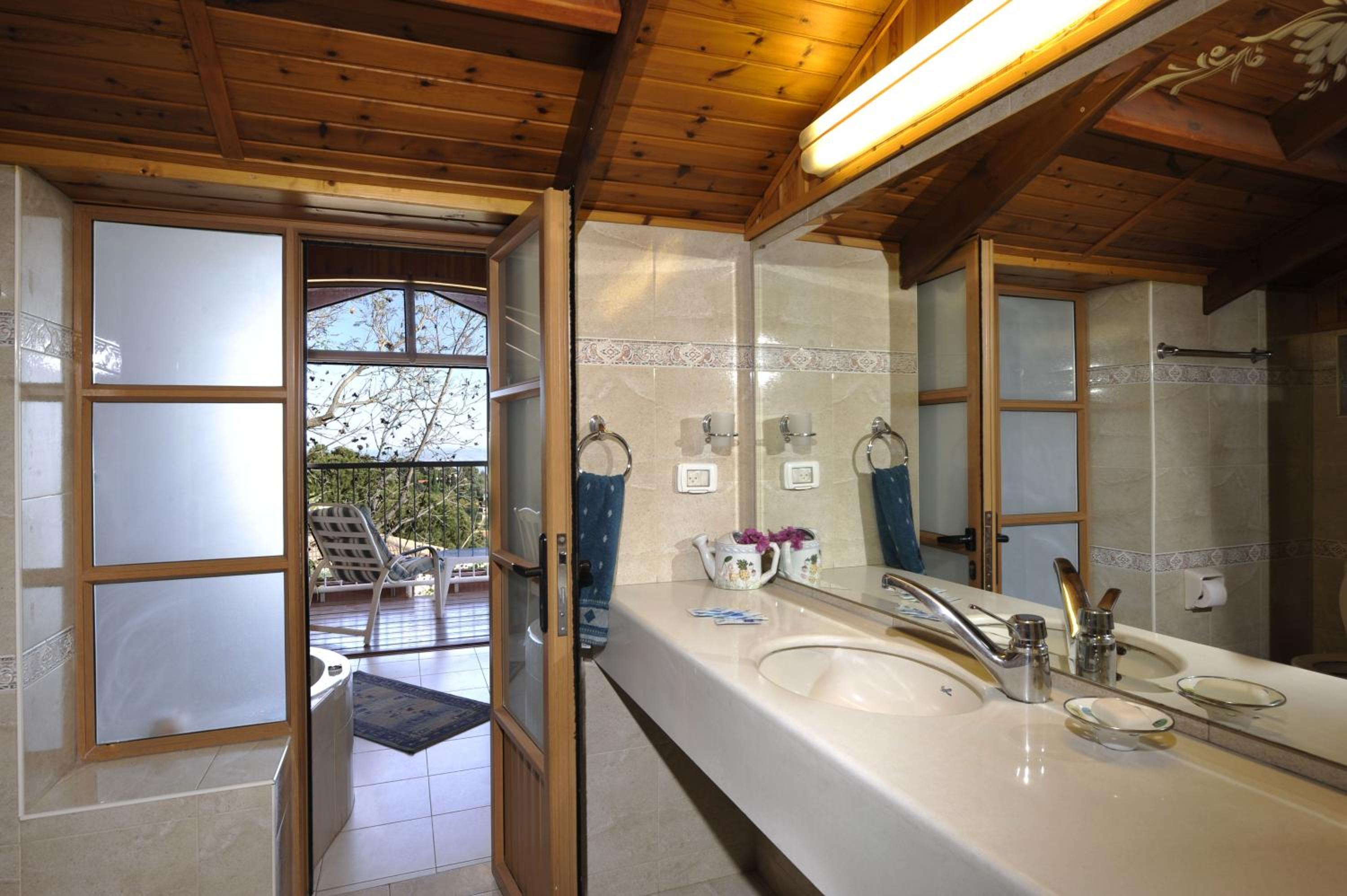 Deluxe Double Room with Lake View (Shachar) - Photo 4