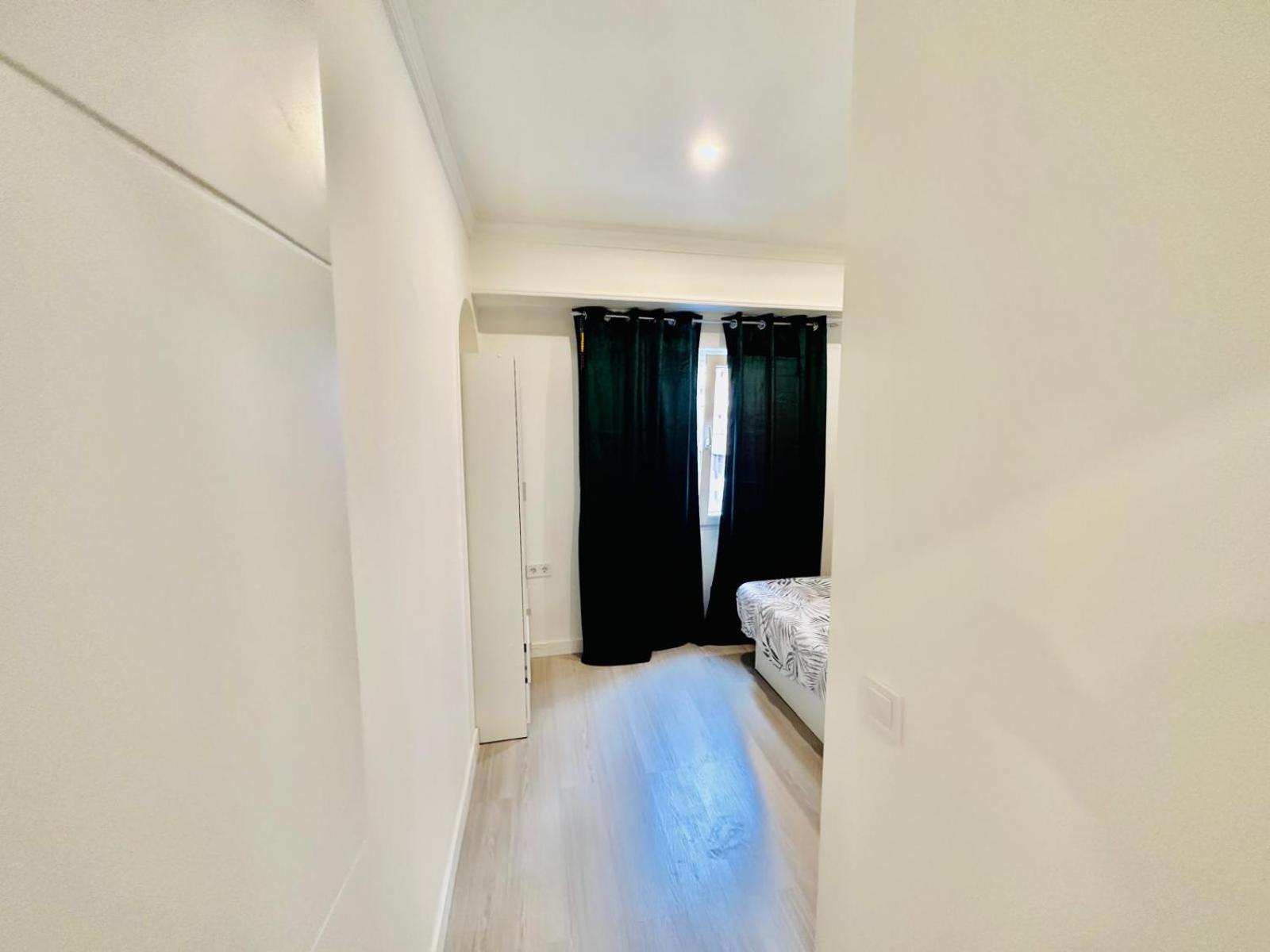 Apartamento de lujo de dos habitaciones con balcón