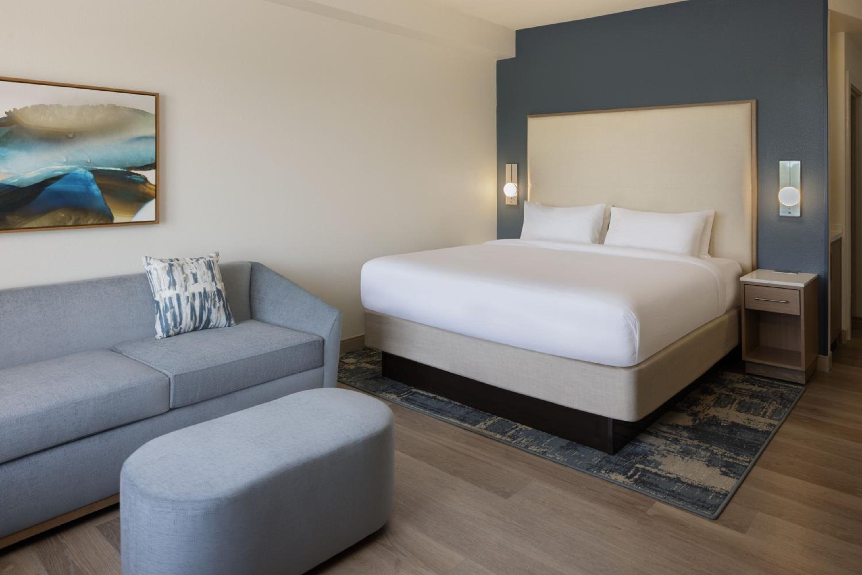 King Room with Sofa Bed - Photo 3