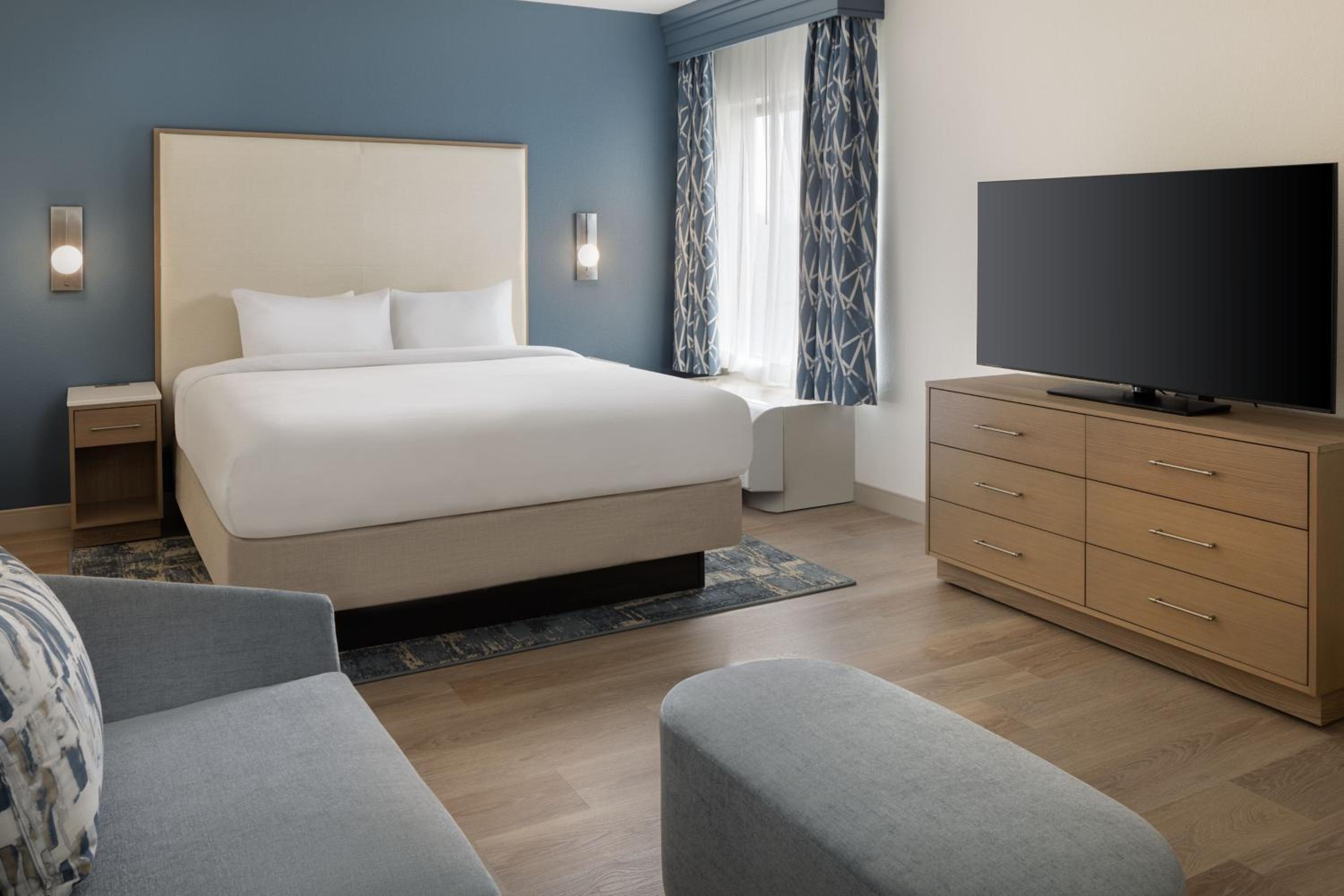 King Suite with Sofa Bed - Photo 4