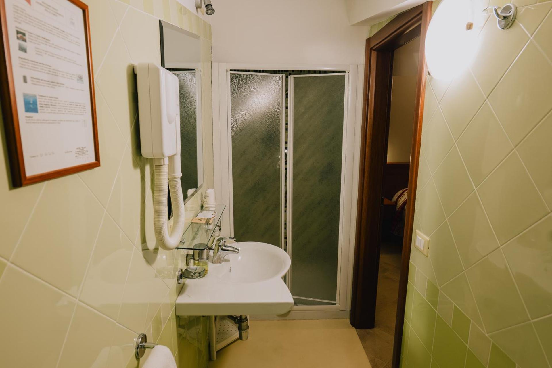 Standard Quadruple Room - Photo 22