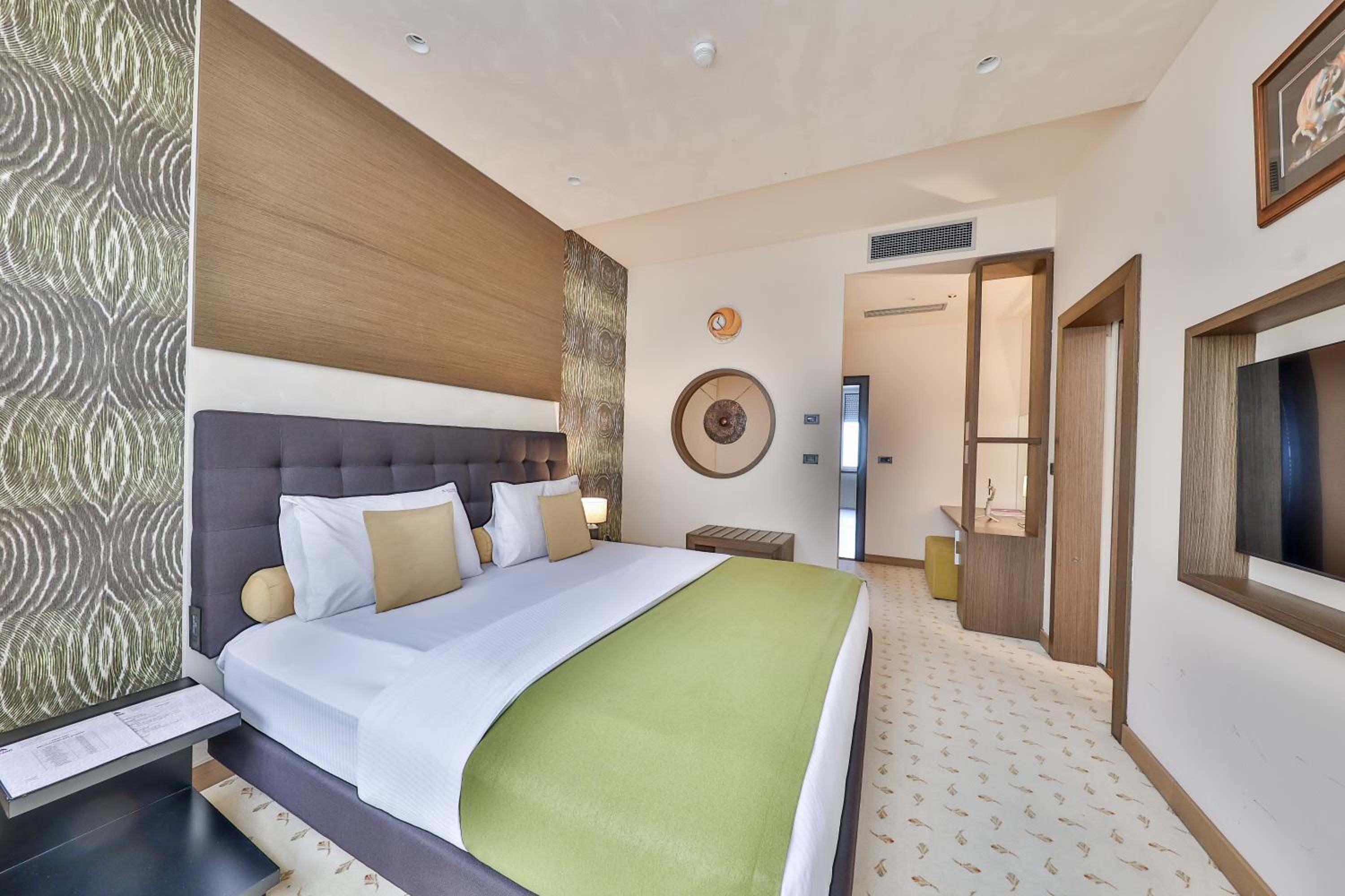 Suite with Hot Tub and Sauna - Free Parking - Photo 1