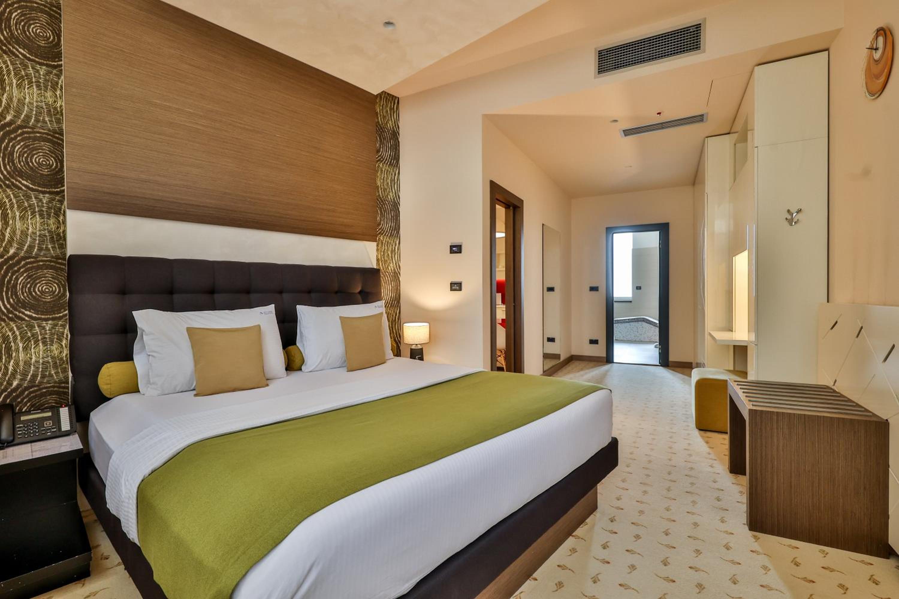 Suite with Hot Tub and Sauna - Free Parking - Photo 2