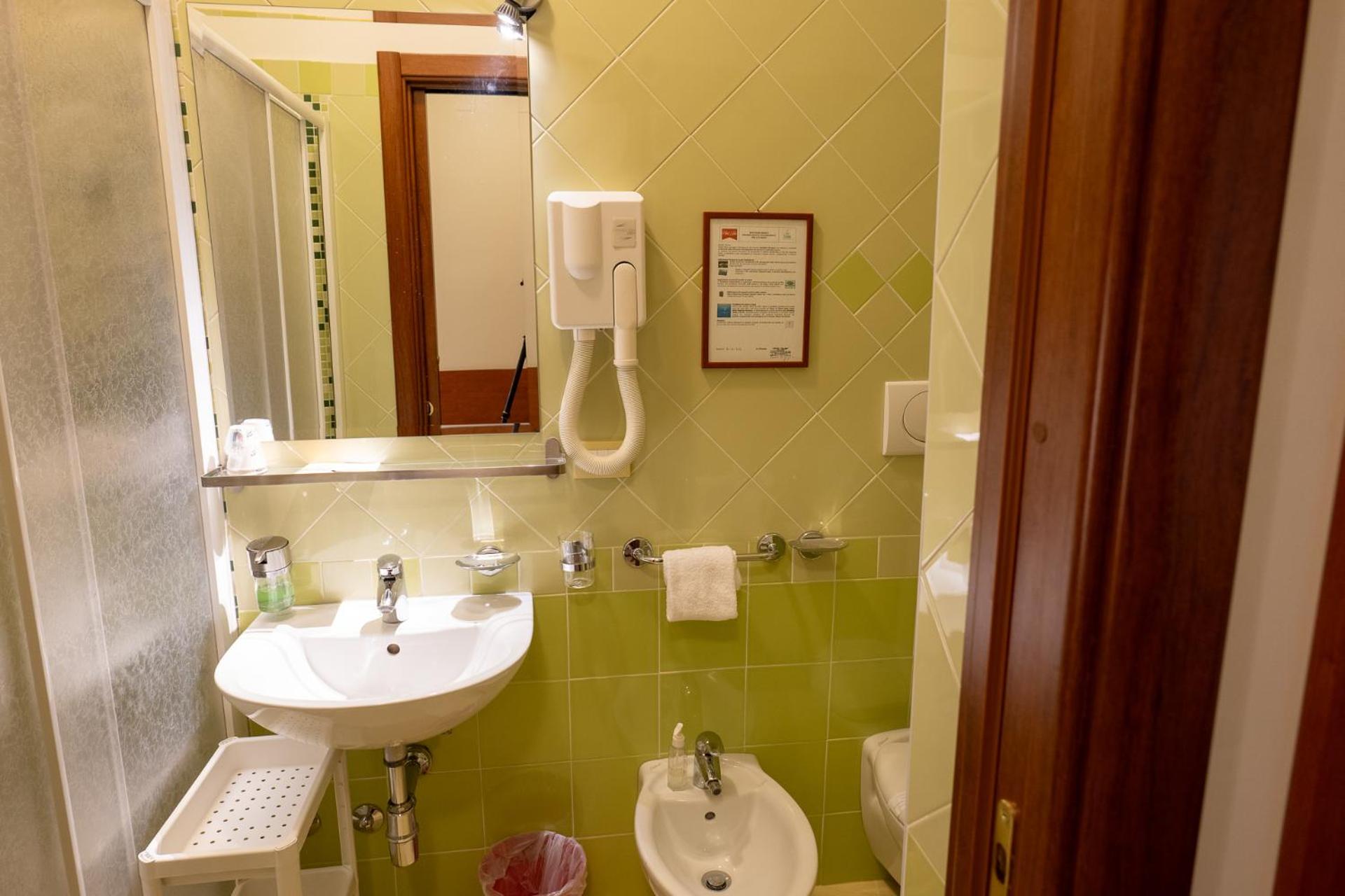 Standard Quadruple Room - Photo 12