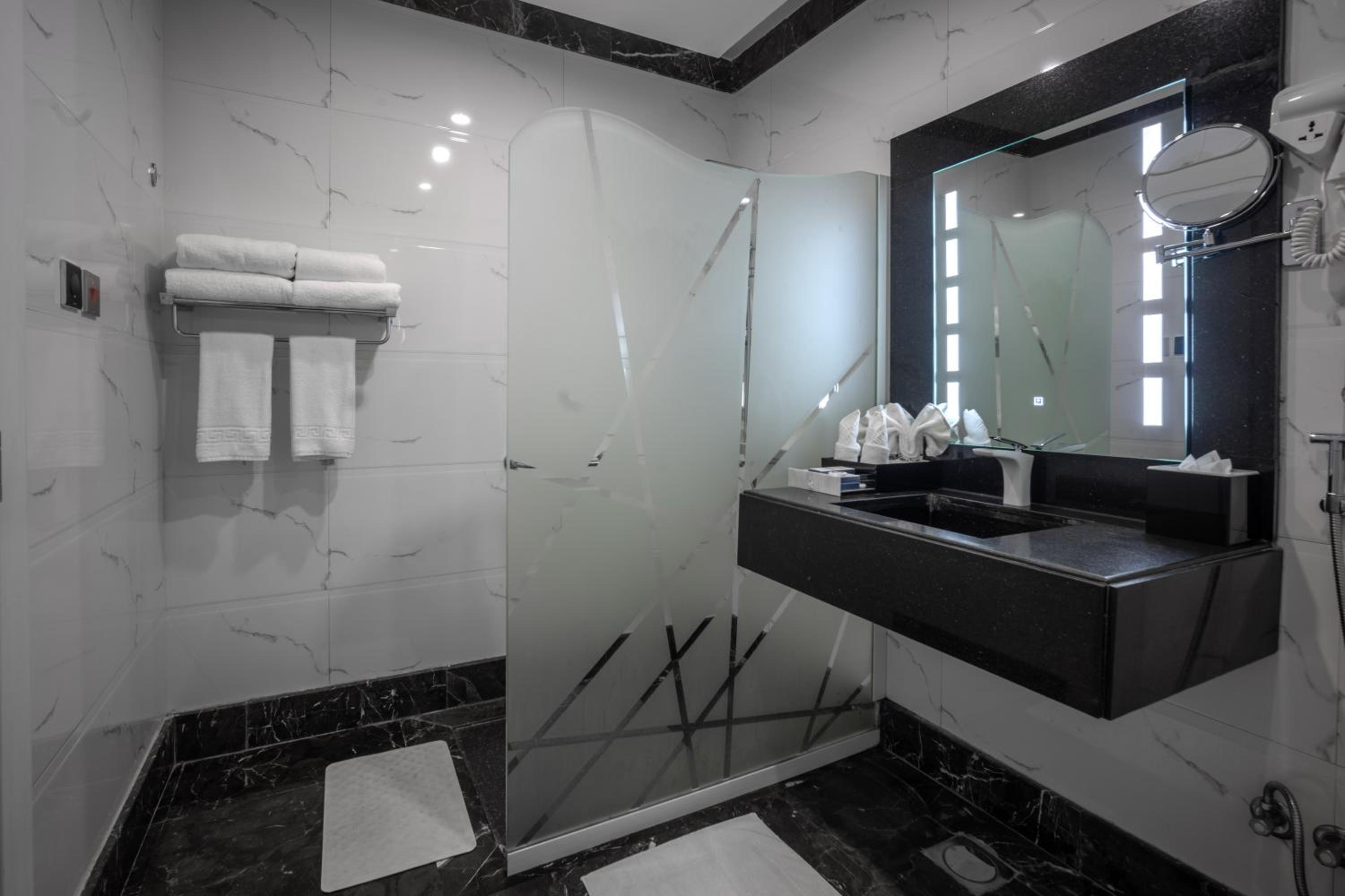 Junior Suite Airport View - Photo 8