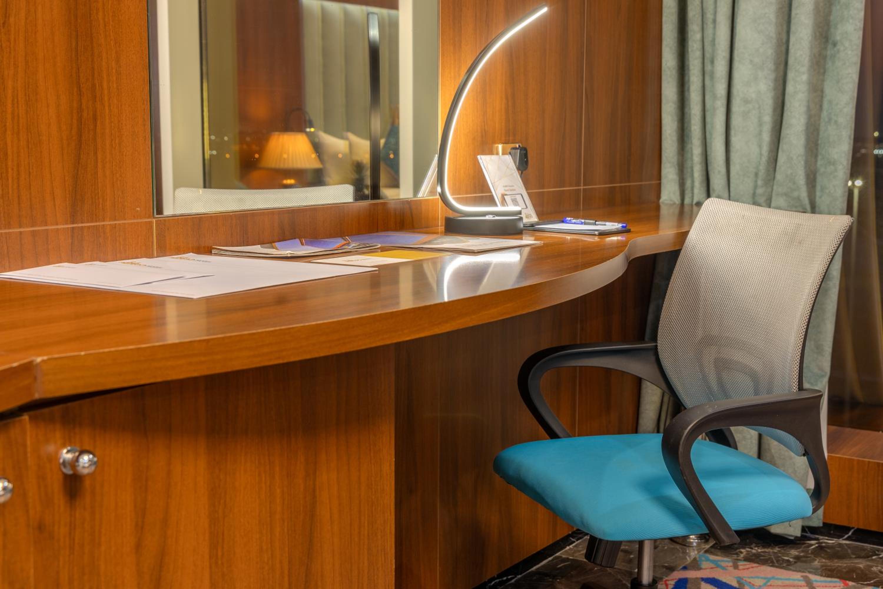 Junior Suite Airport View - Photo 4