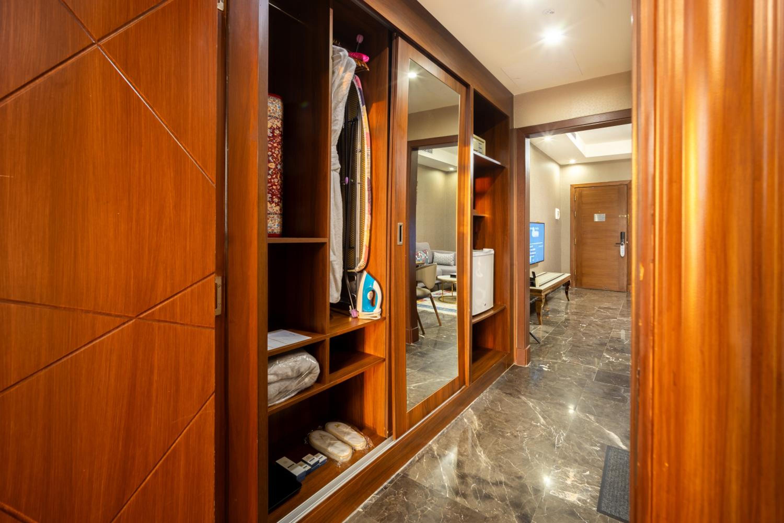 Junior Suite Airport View - Photo 6