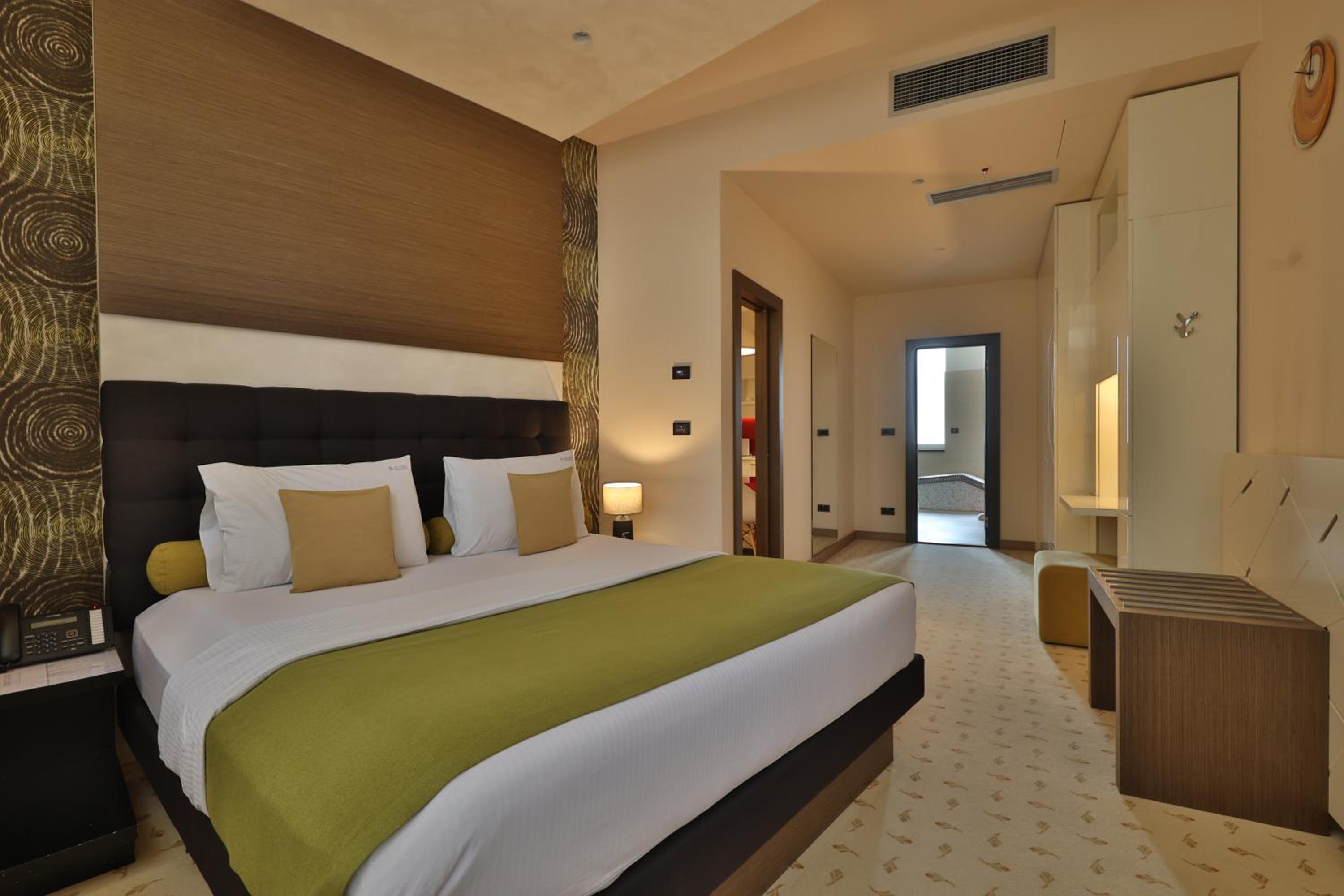 Suite with Hot Tub and Sauna - Free Parking - Photo 10