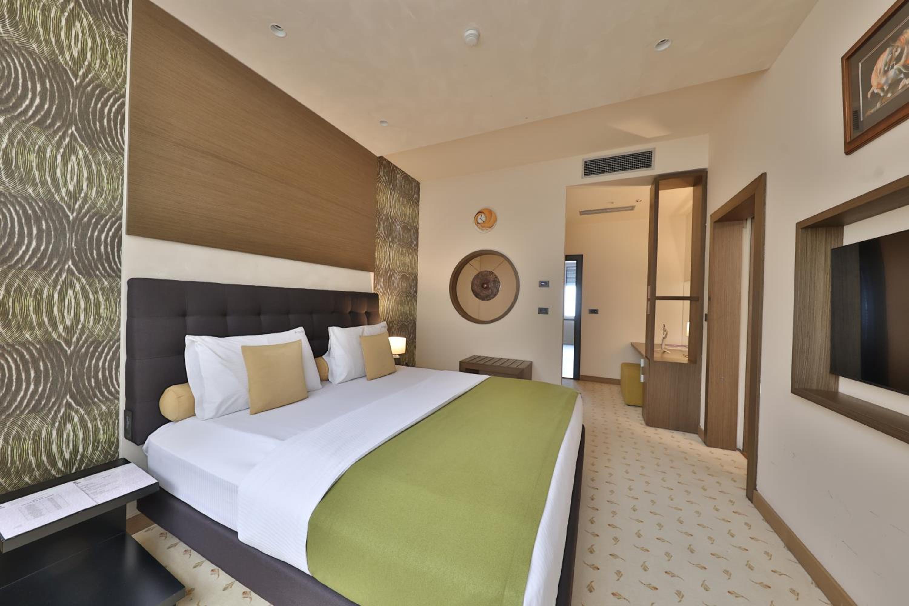 Suite with Hot Tub and Sauna - Free Parking - Photo 11