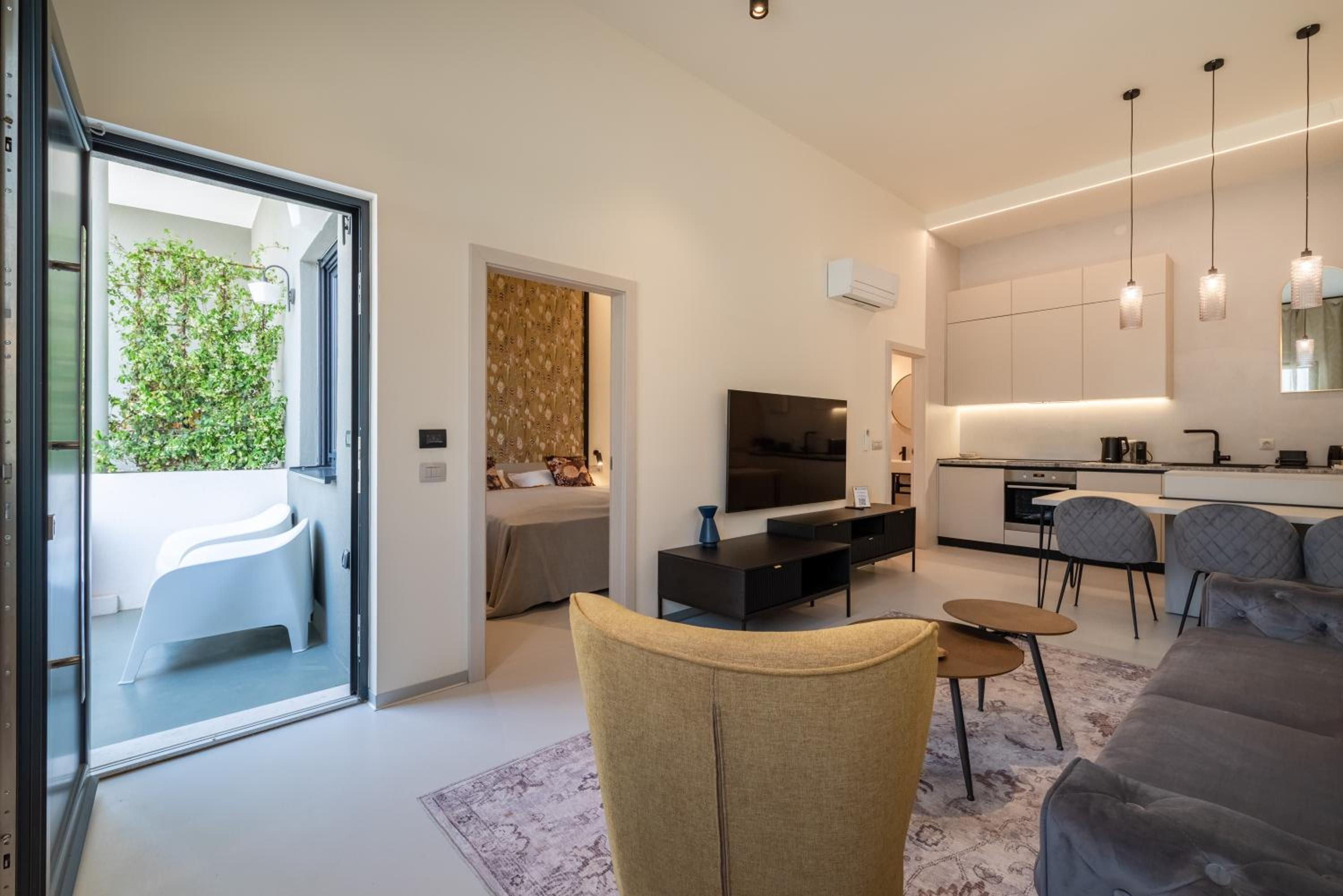 One-Bedroom Apartment with Terrace photo 1