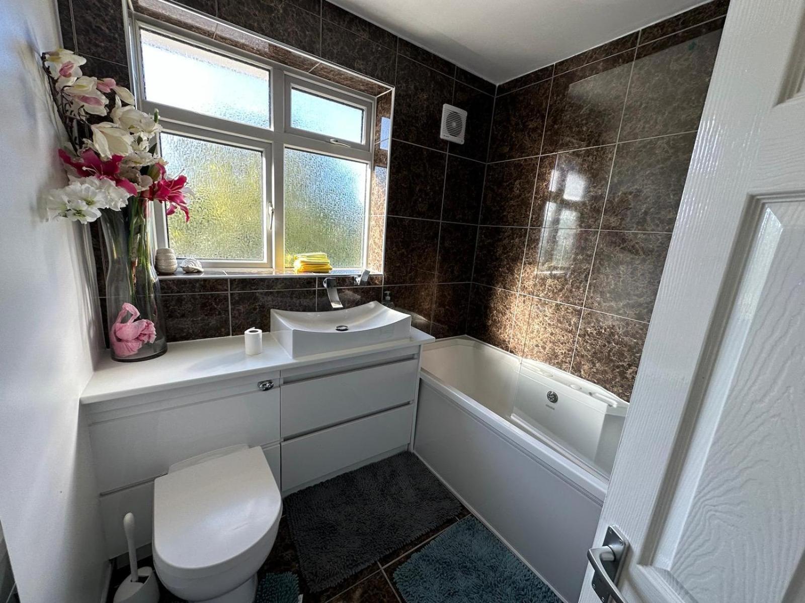 Double Room with Shared Bathroom photo 2