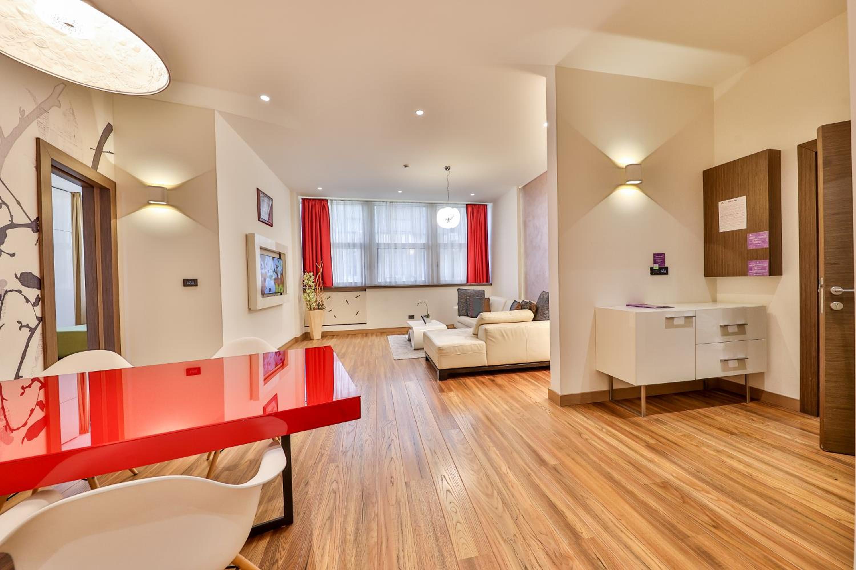 Suite with Hot Tub and Sauna - Free Parking - Photo 29