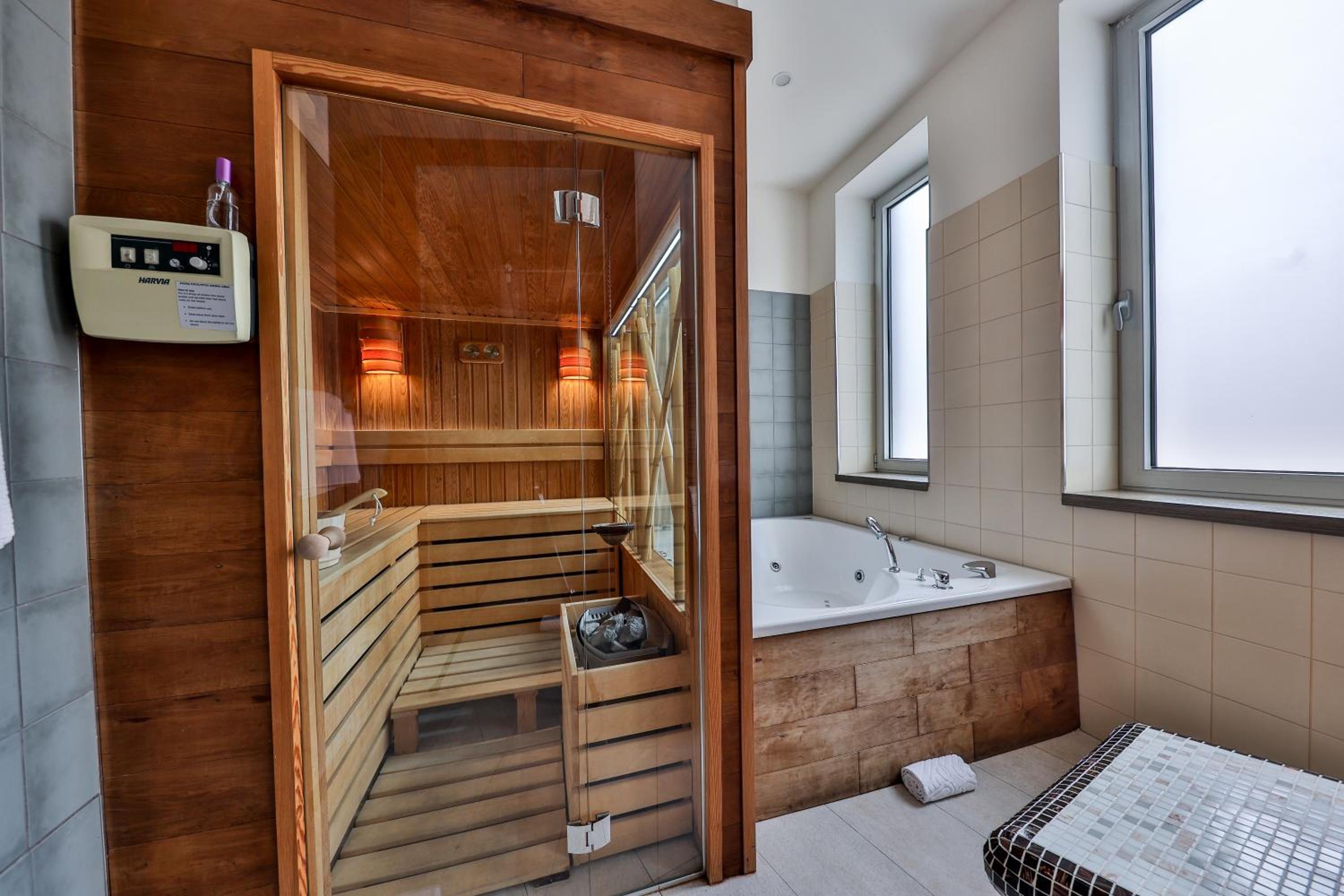 Suite with Hot Tub and Sauna - Free Parking - Photo 7