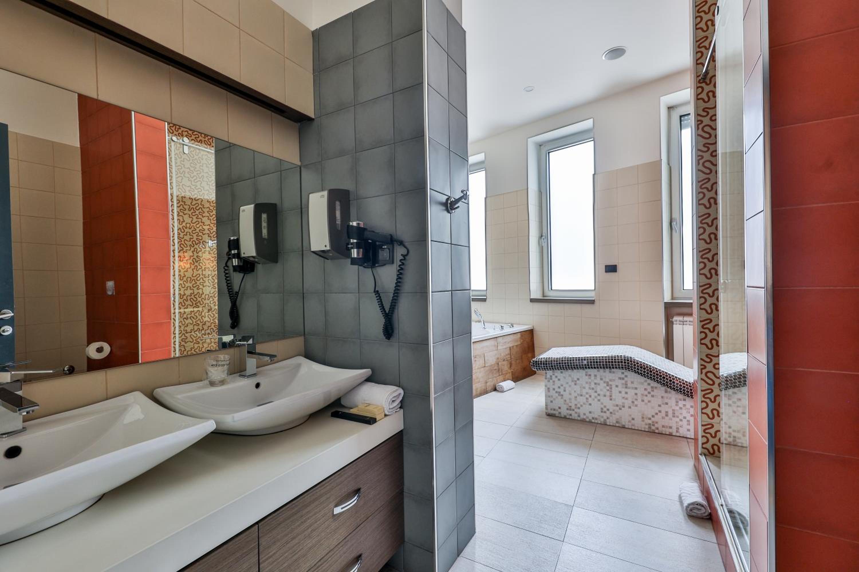Suite with Hot Tub and Sauna - Free Parking - Photo 6