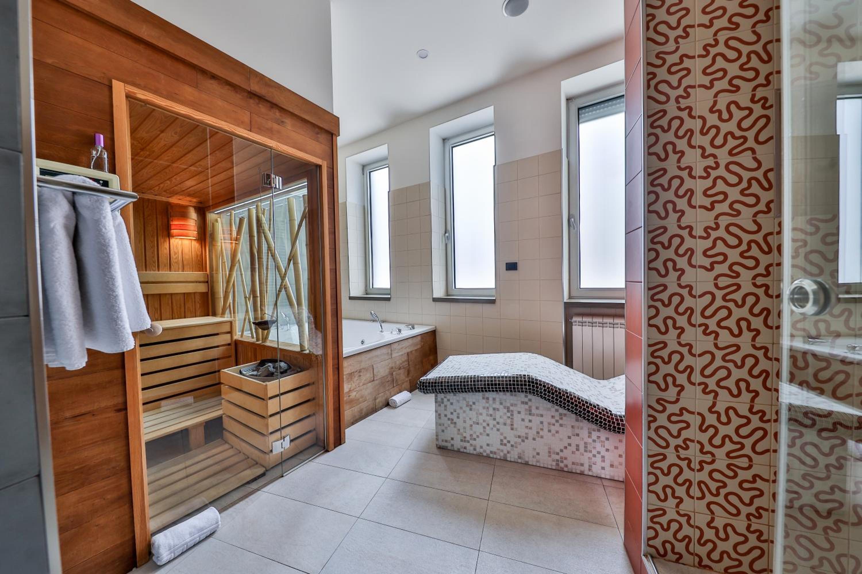 Suite with Hot Tub and Sauna - Free Parking - Photo 4