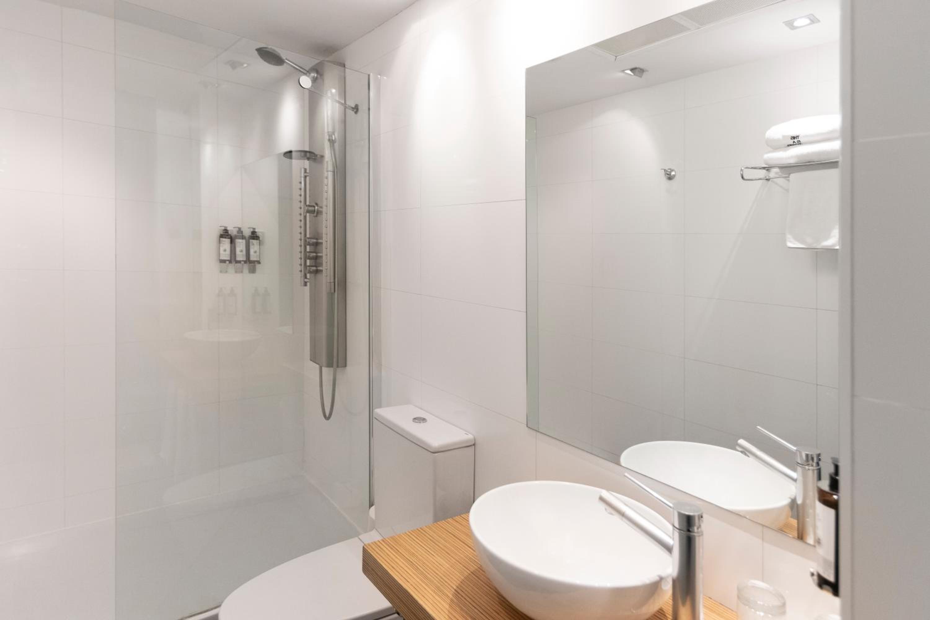 Quadruple Room (4 Adults) - Photo 5