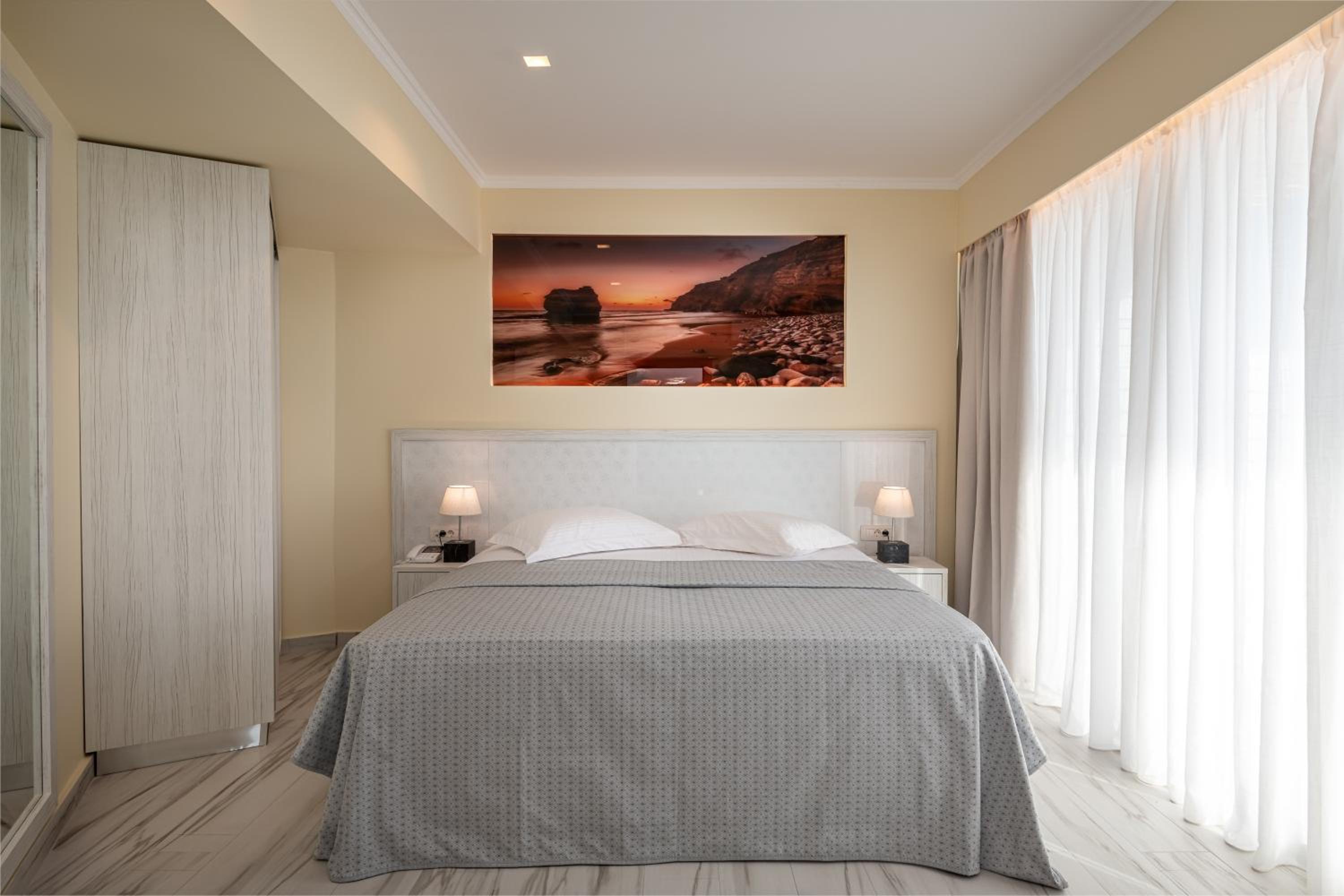 Suite - Photo 1