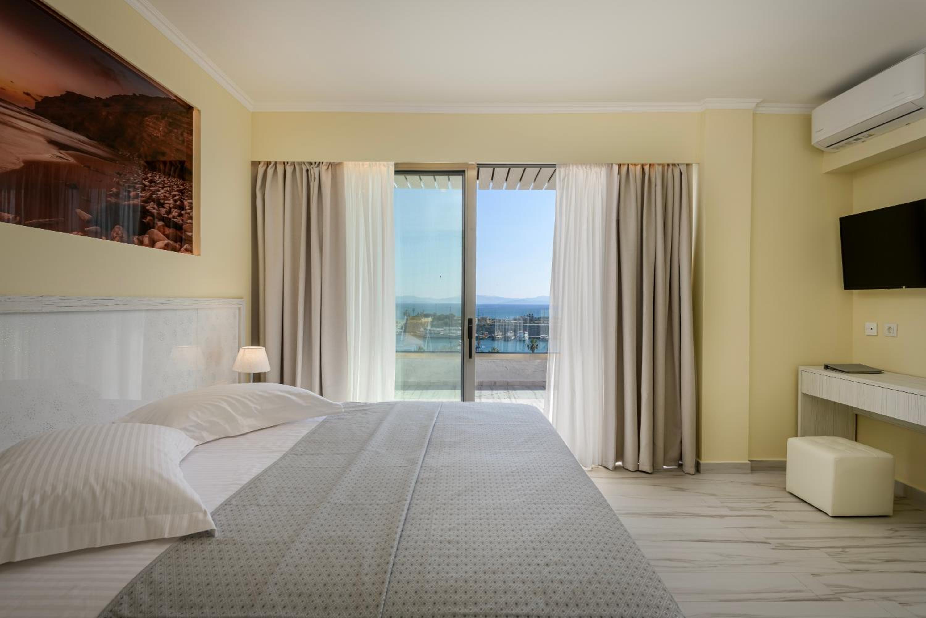 Suite - Photo 19
