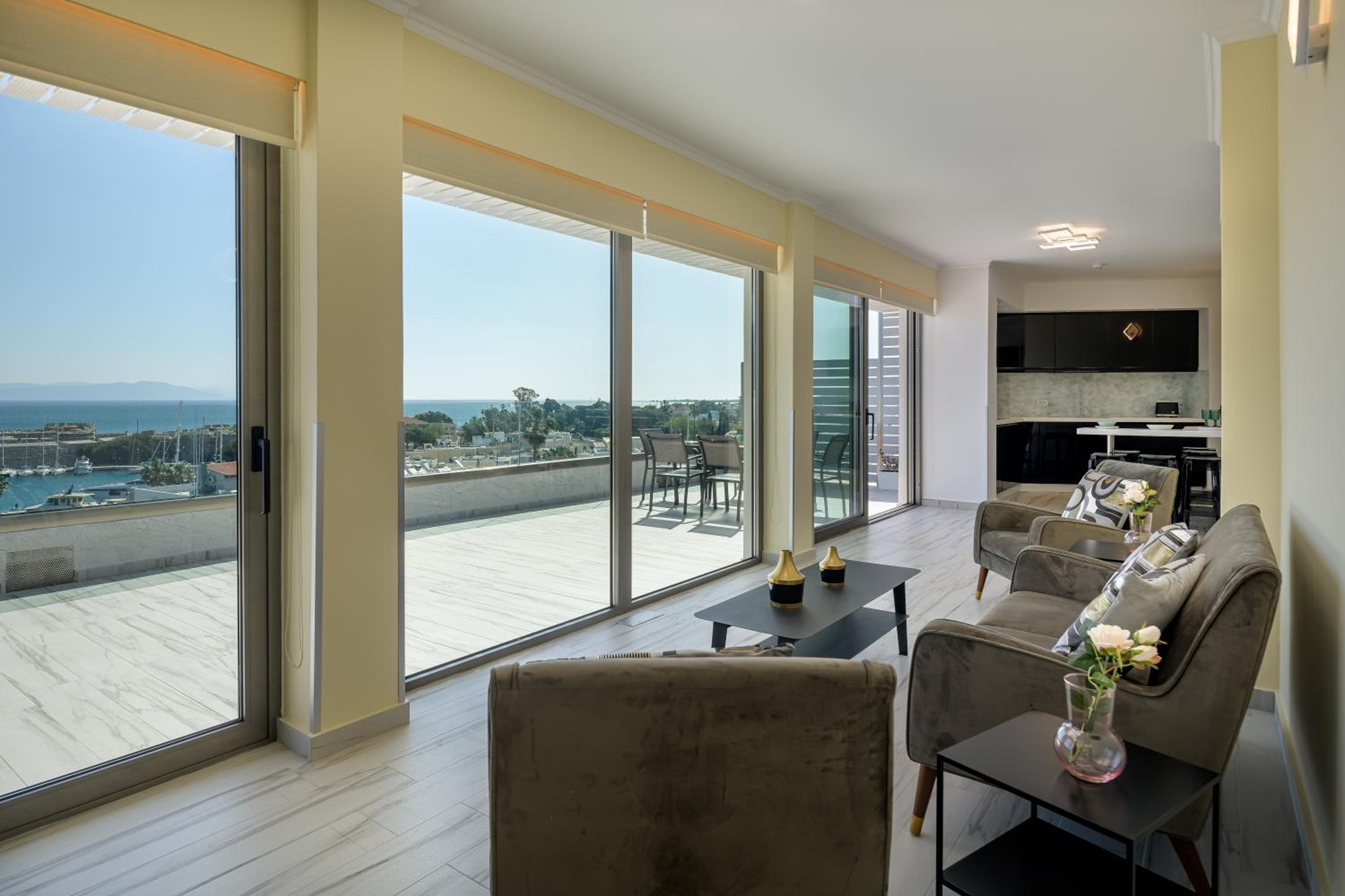 Suite - Photo 20