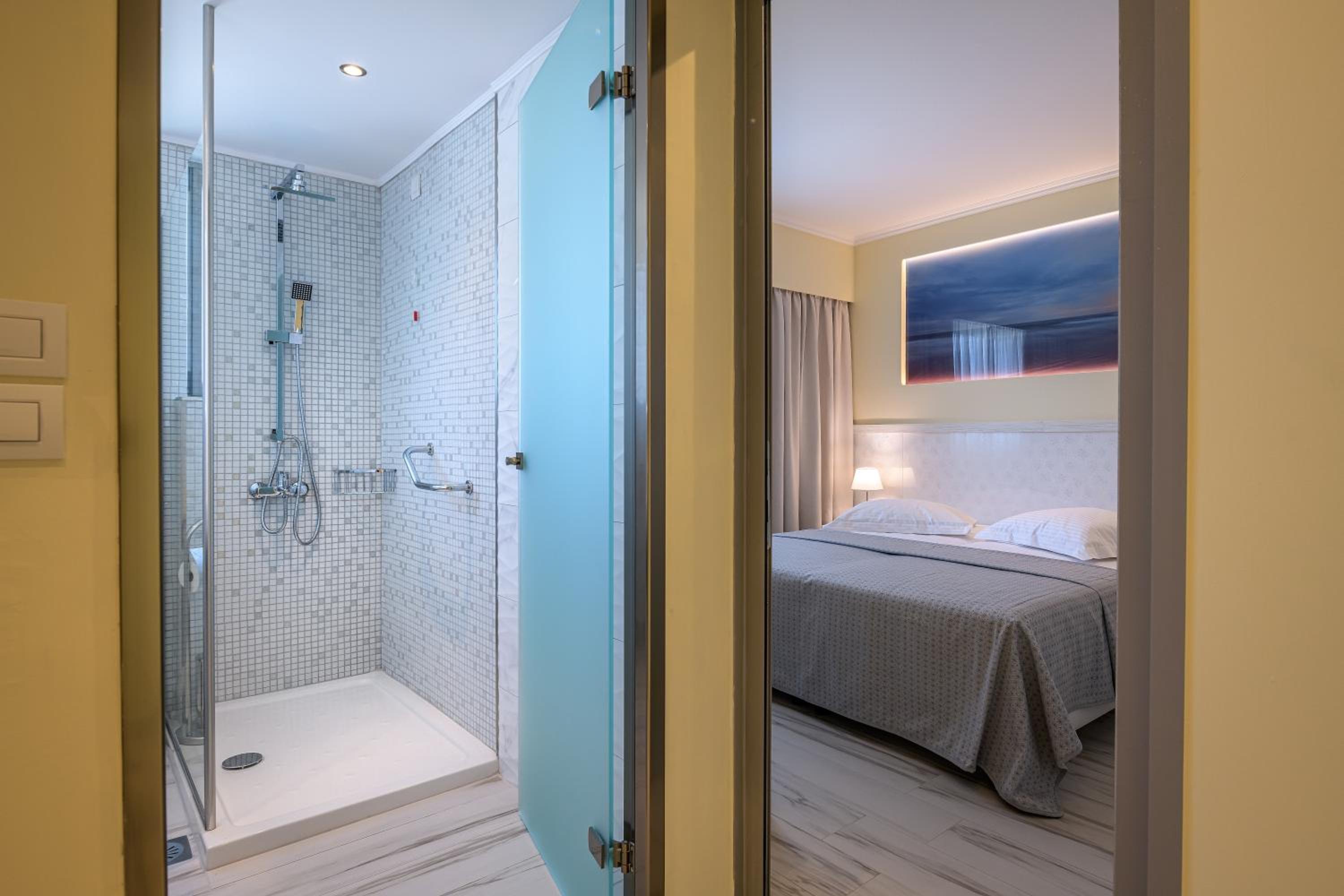 Suite - Photo 11