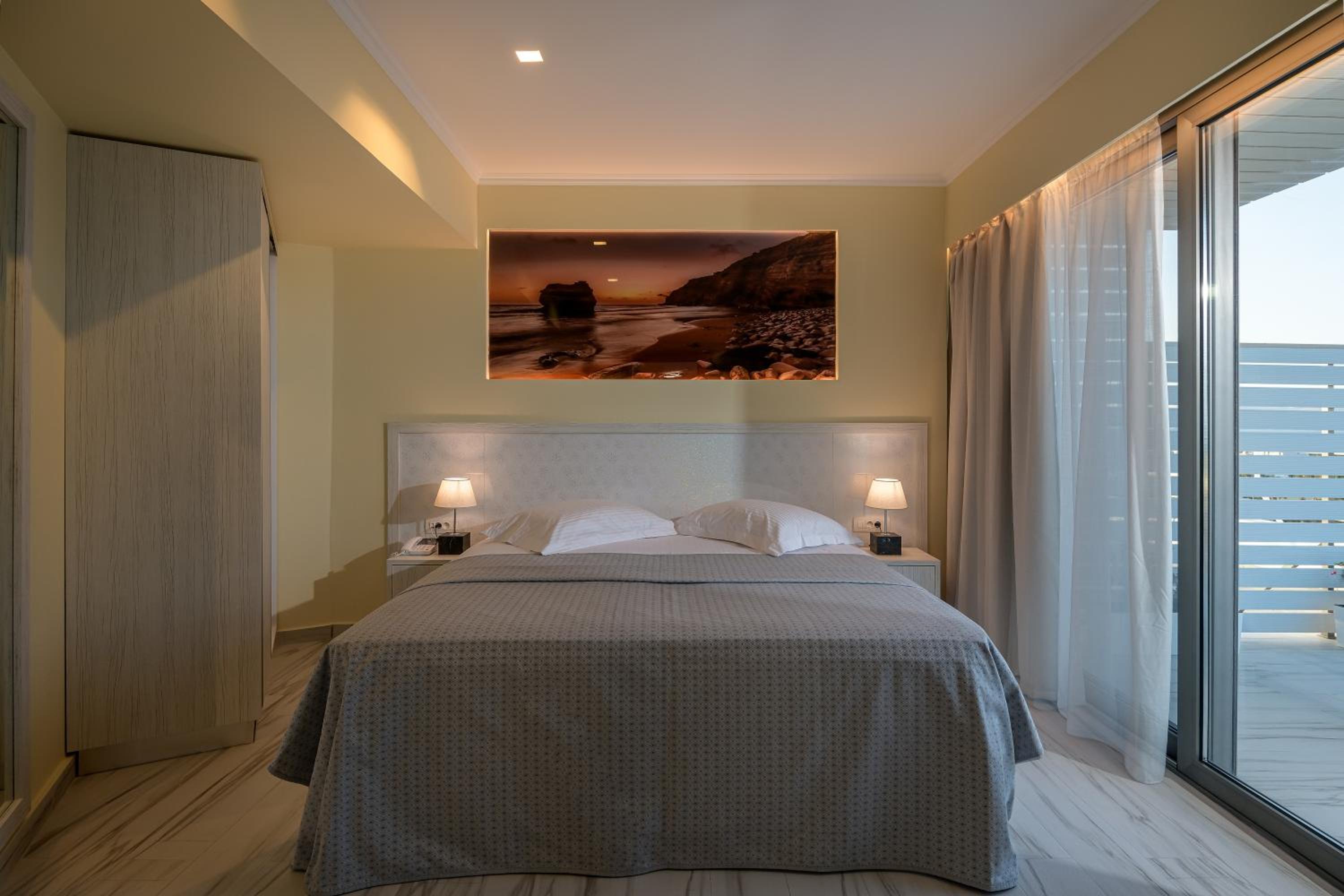 Suite - Photo 18