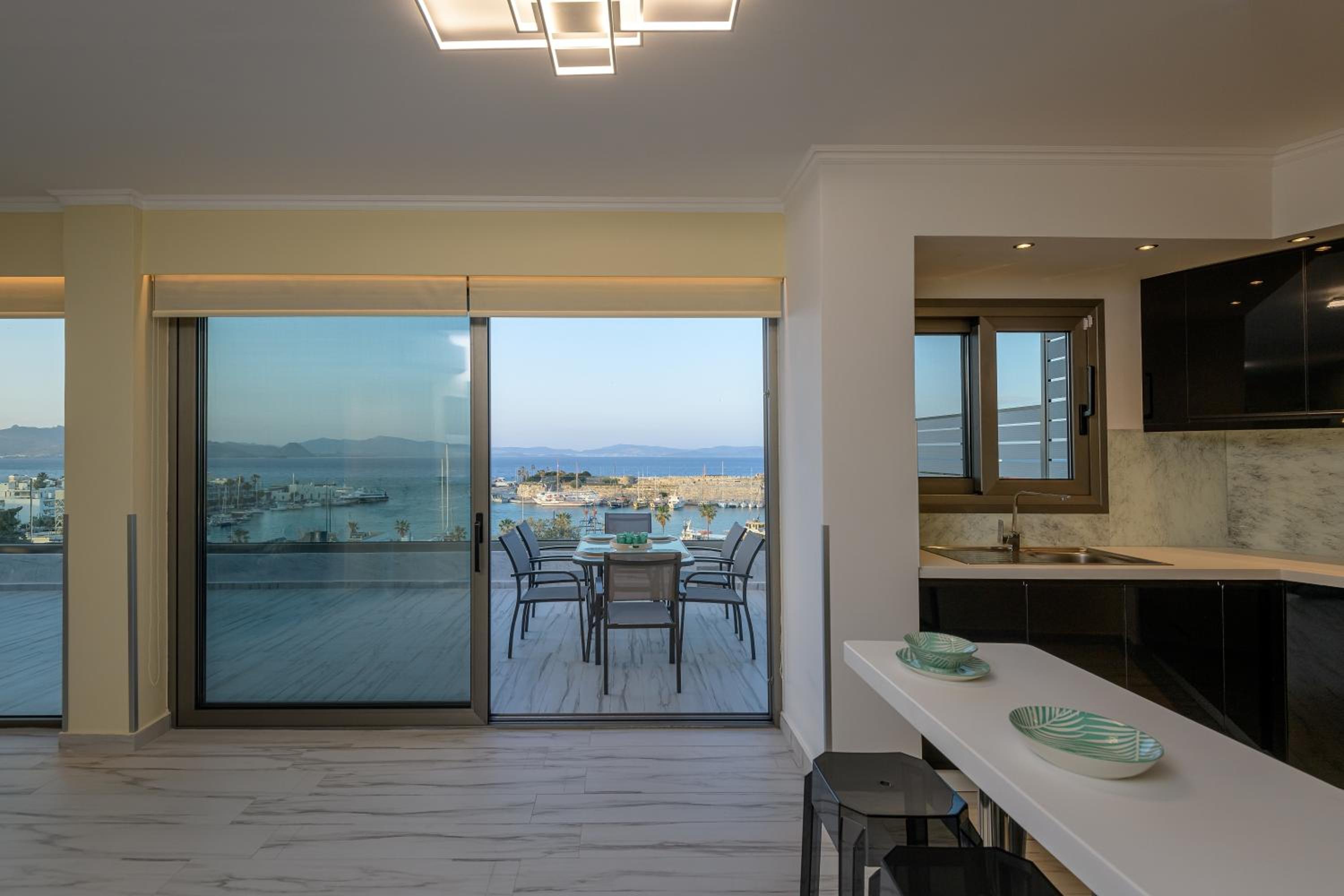 Suite - Photo 17