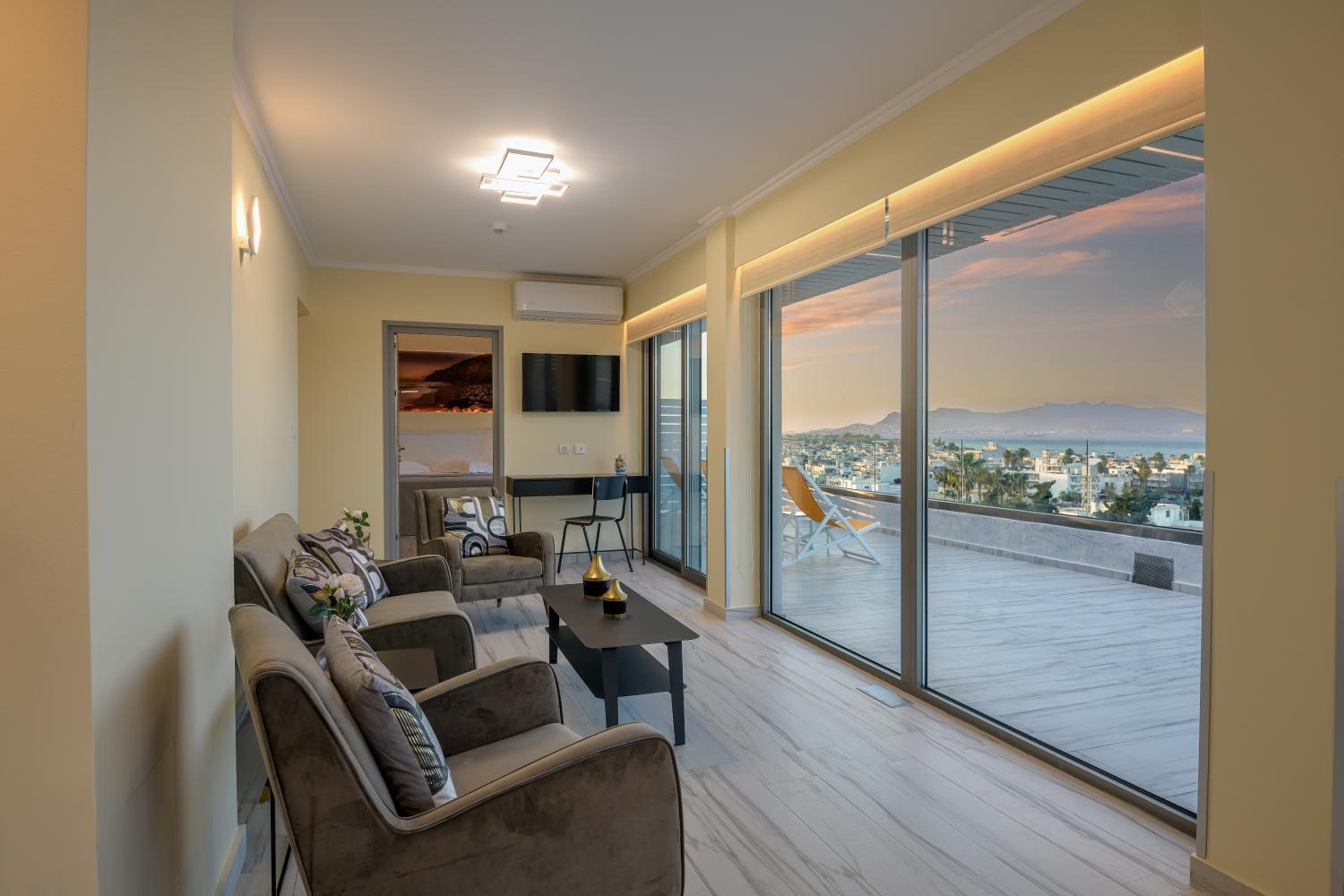 Suite - Photo 16