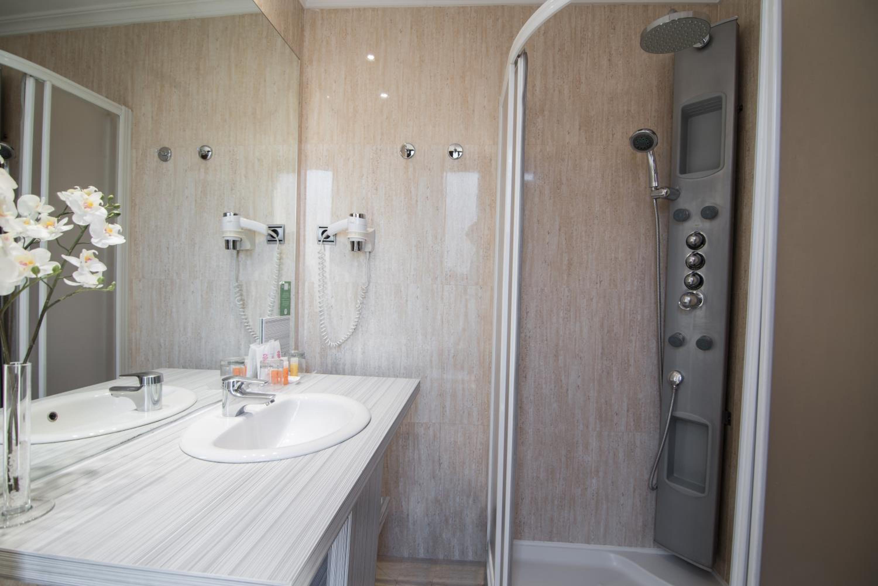 Quadruple Room (4 Adults) - Photo 3