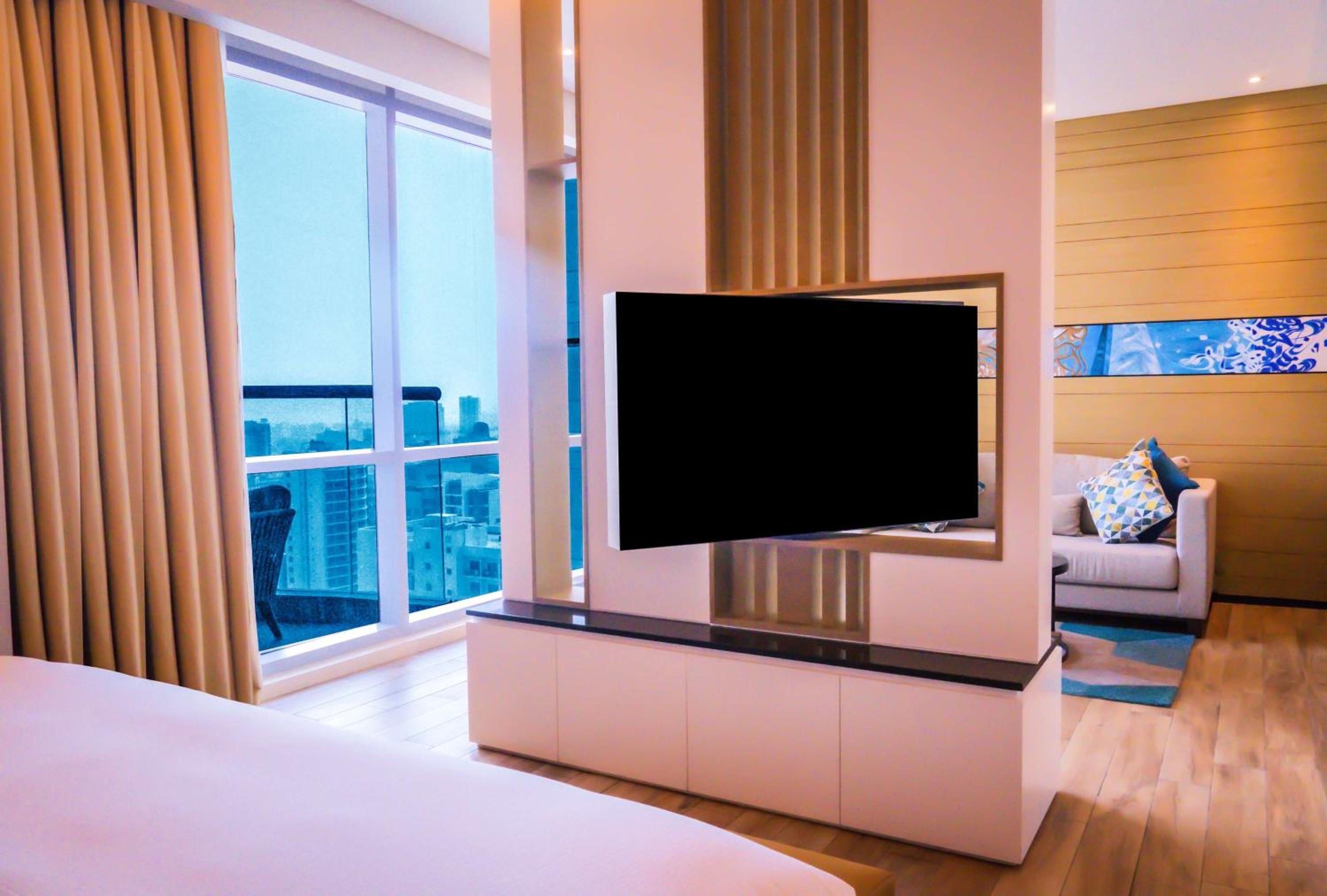 King Deluxe Studio with Balcony - Photo 3