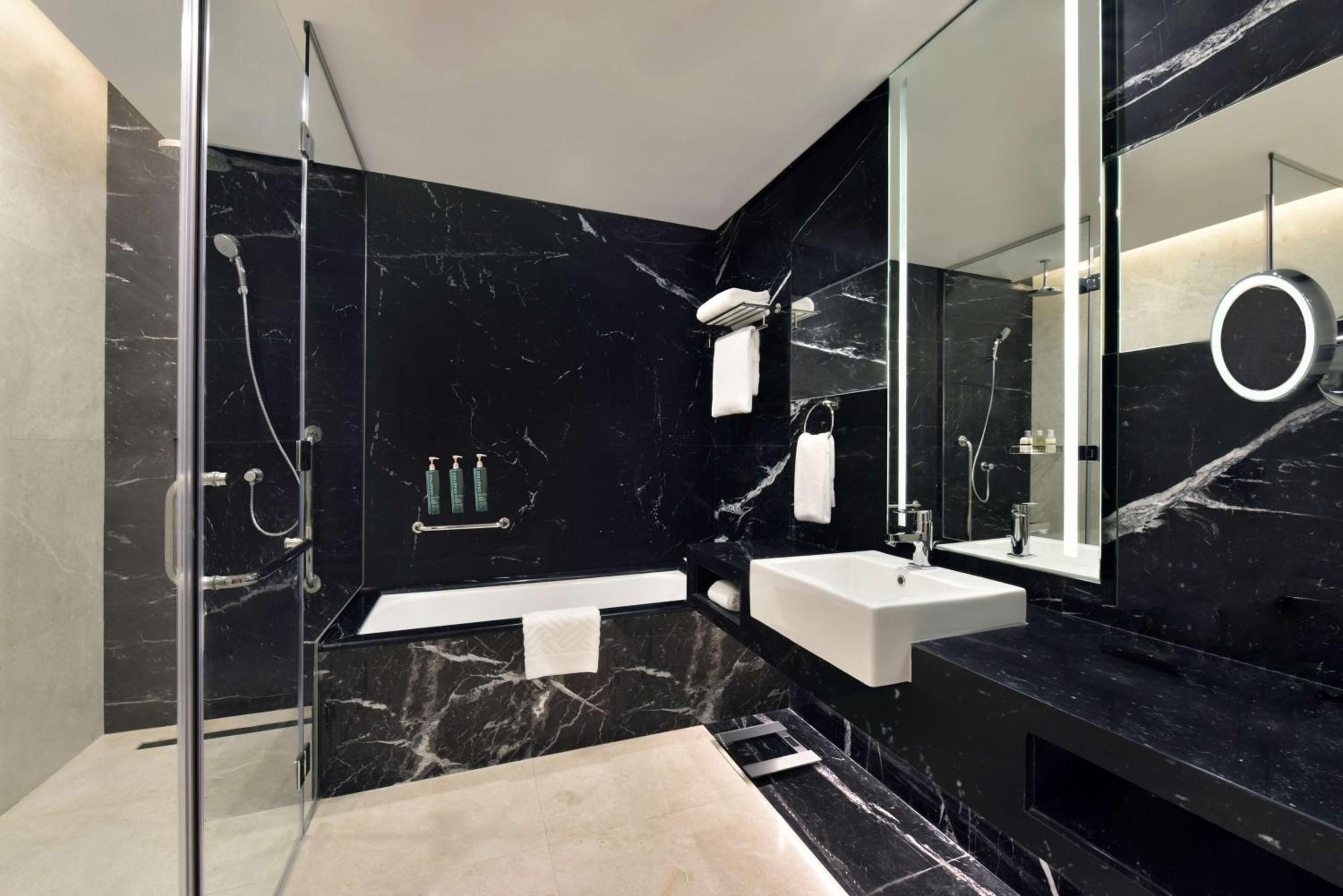One-Bedroom Apartment with King Bed - Photo 2