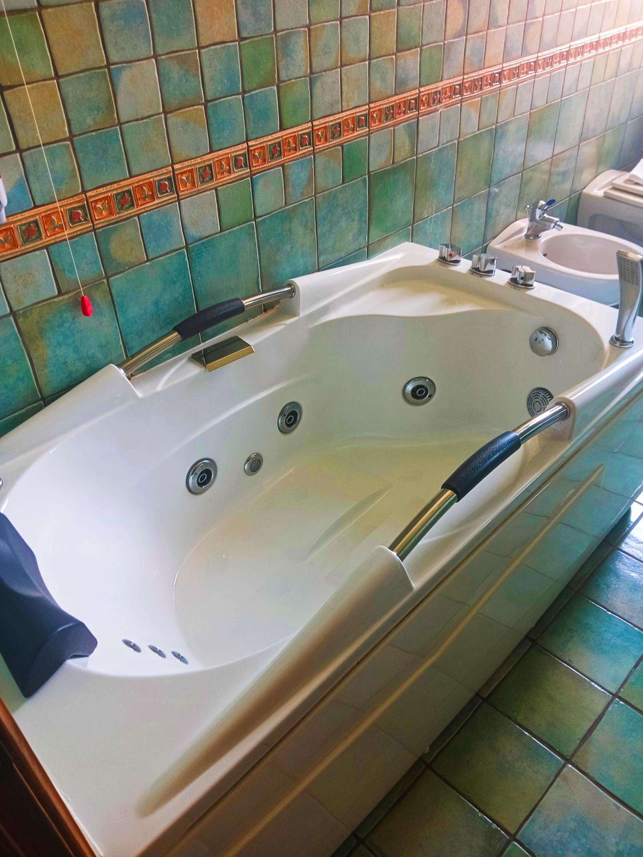 Double Room with Spa Bath - Photo 5
