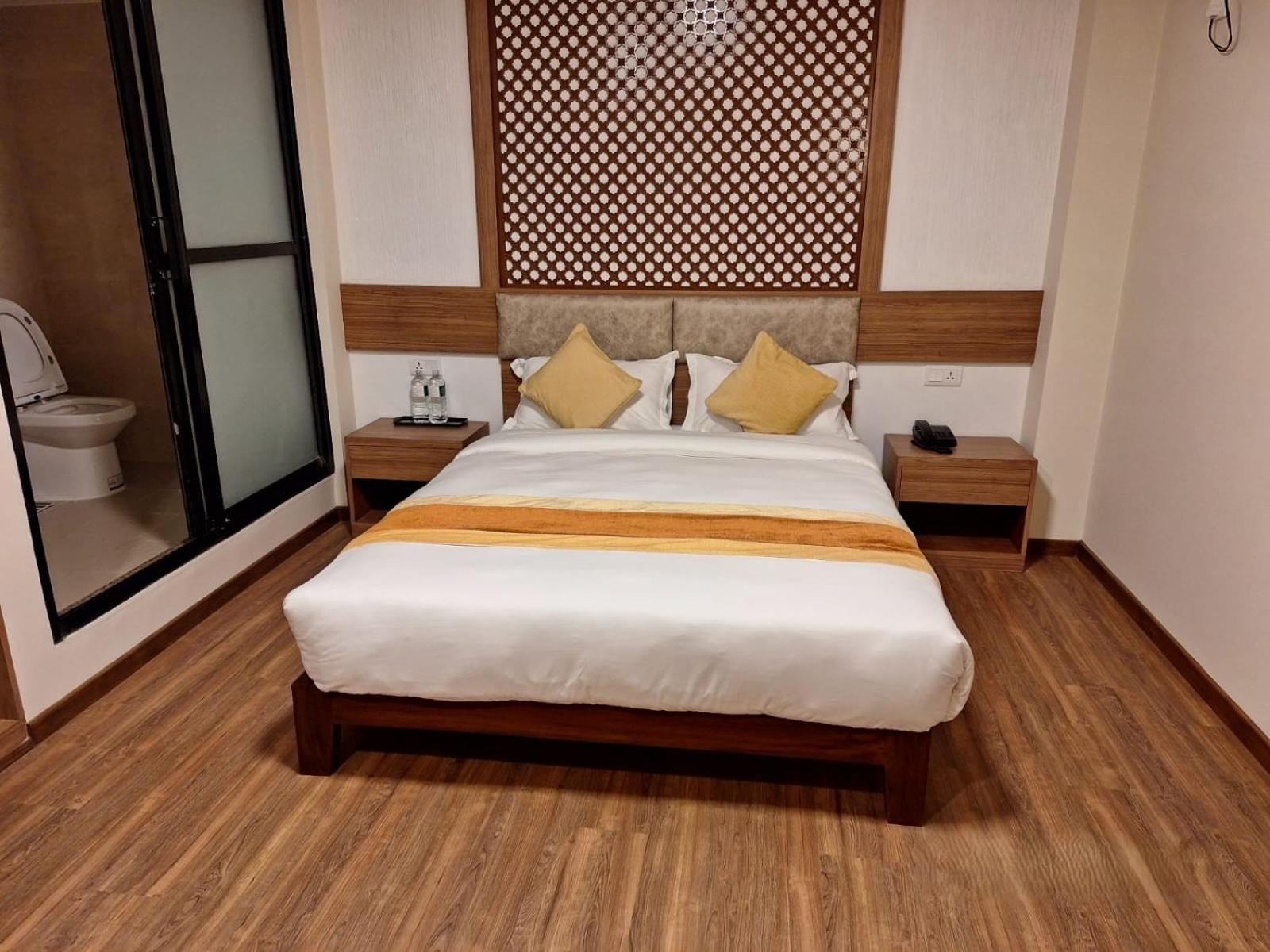 Deluxe Double or Twin Room with Mountain View - Photo 19
