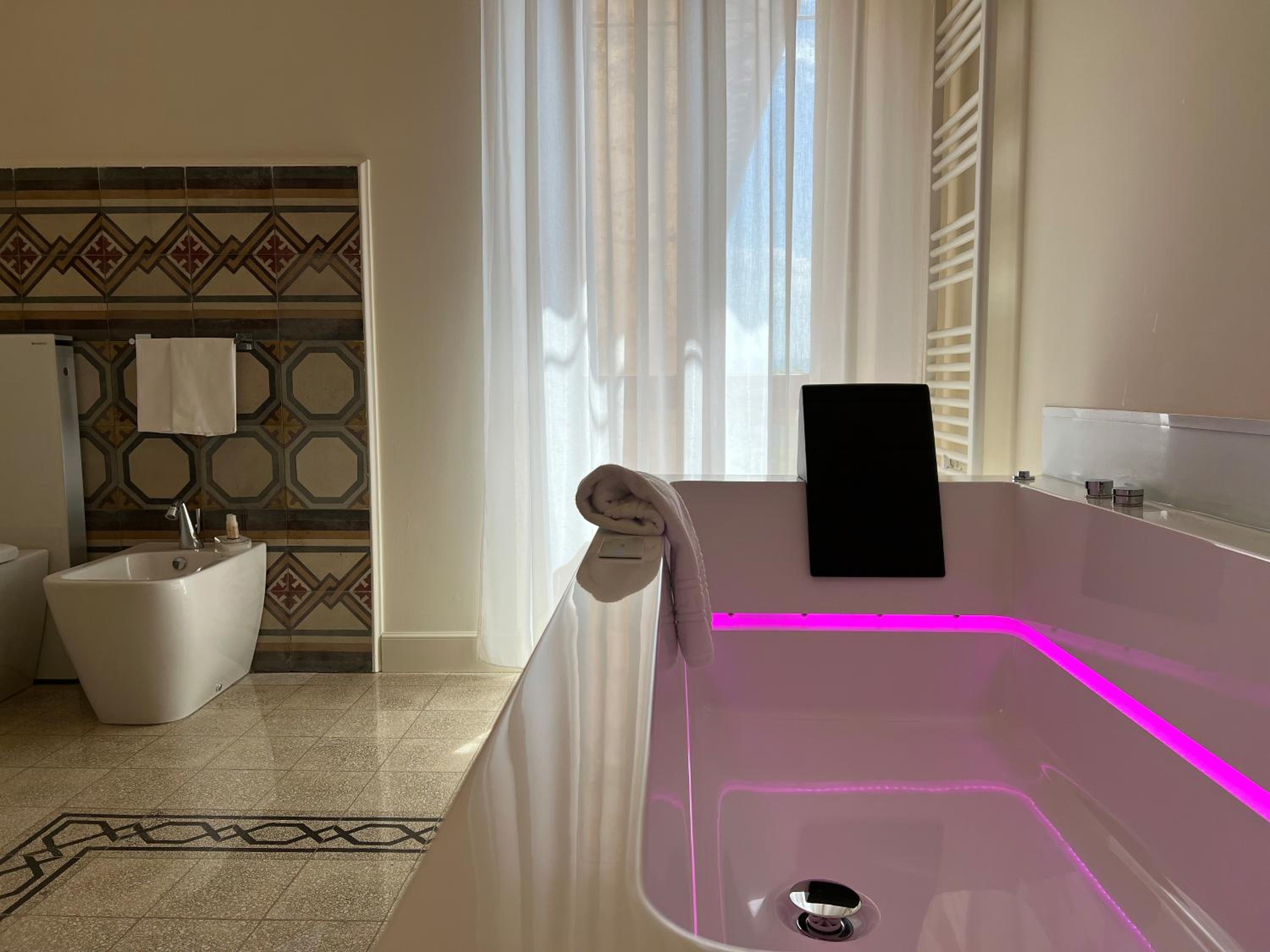 Executive Suite - Photo 2