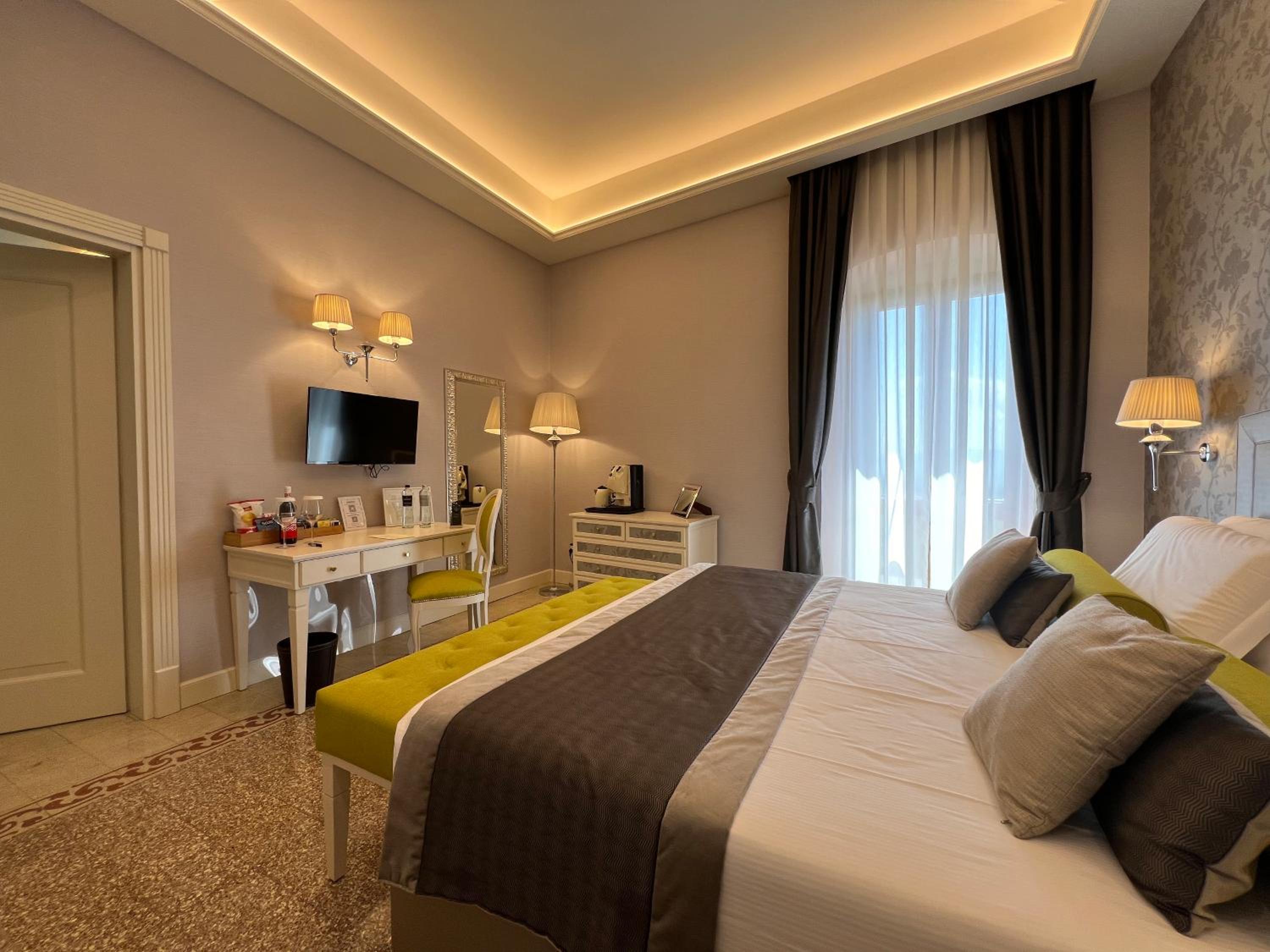 Executive Suite - Photo 1