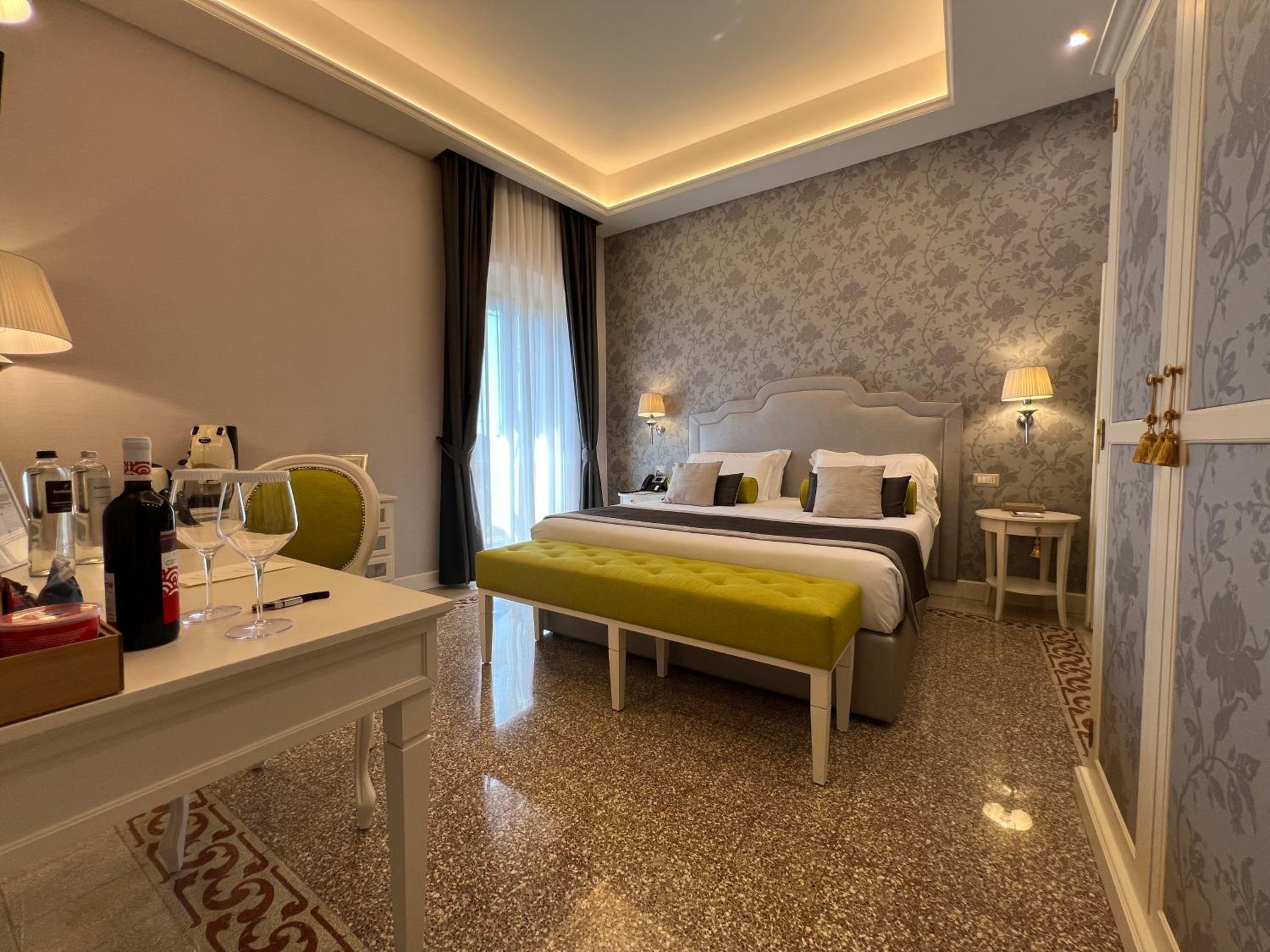 Executive Suite - Photo 5