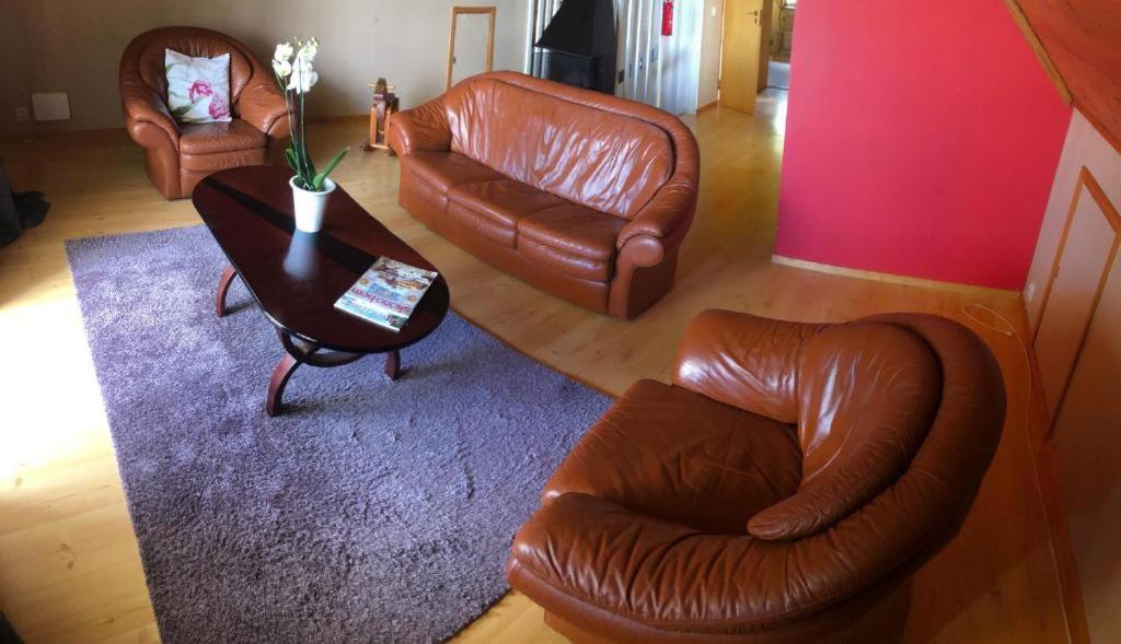 Five-Bedroom House photo 1