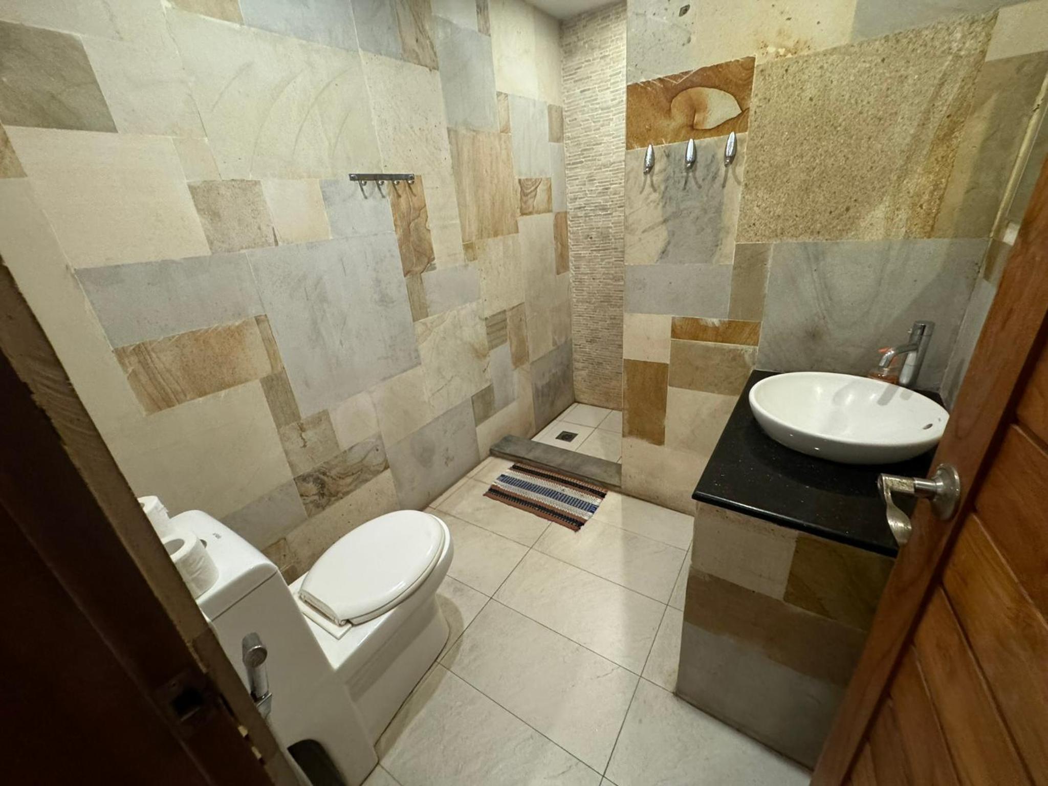 Double Room with Private Bathroom - Photo 6