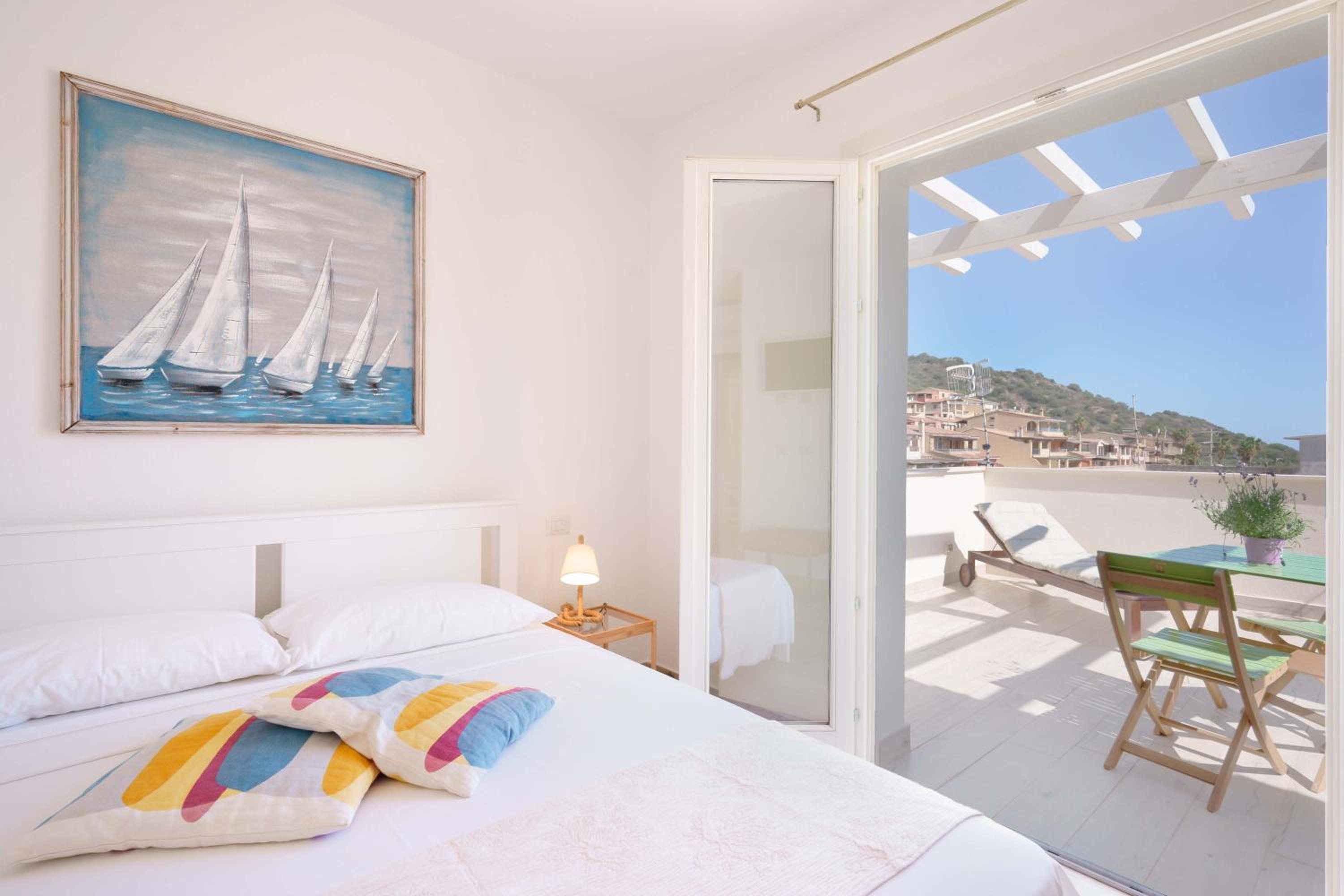 Deluxe Double Room with Balcony - Photo 7