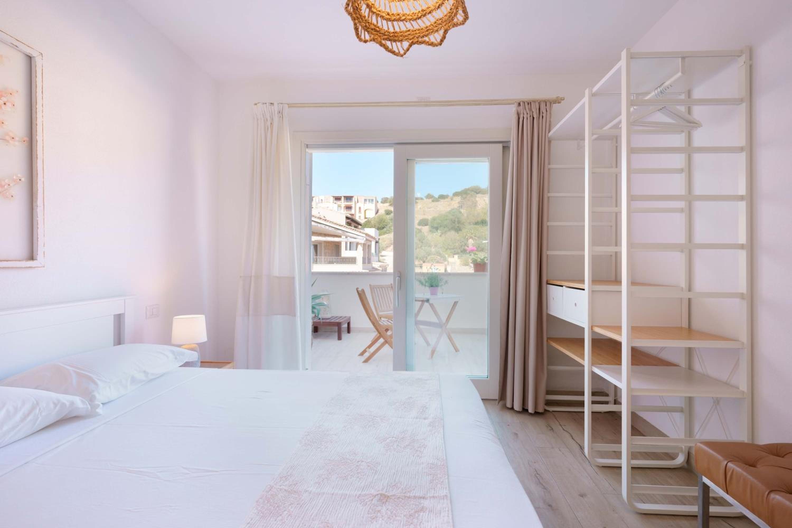 Deluxe Double Room with Balcony - Photo 5