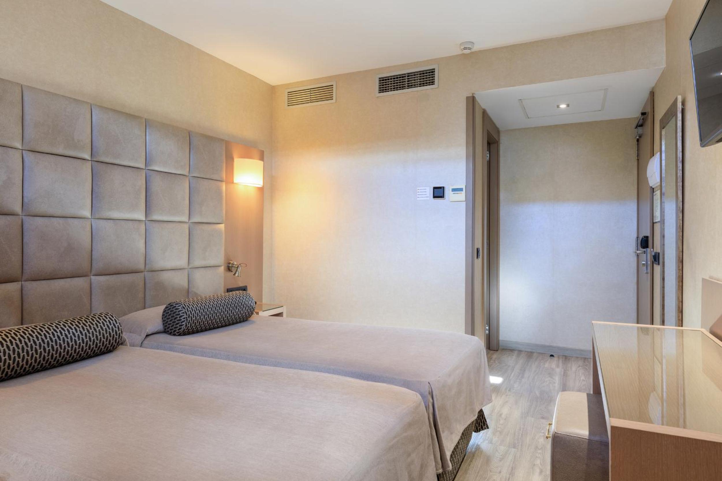 Double or Twin Room thumbnail 5
